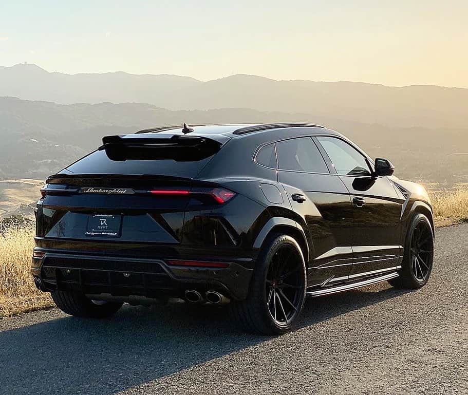 CARLiFESTYLEさんのインスタグラム写真 - (CARLiFESTYLEInstagram)「Lamborghini Urus looking good by @caliwheels! Thoughts? #carlifestyle」6月30日 3時41分 - carlifestyle