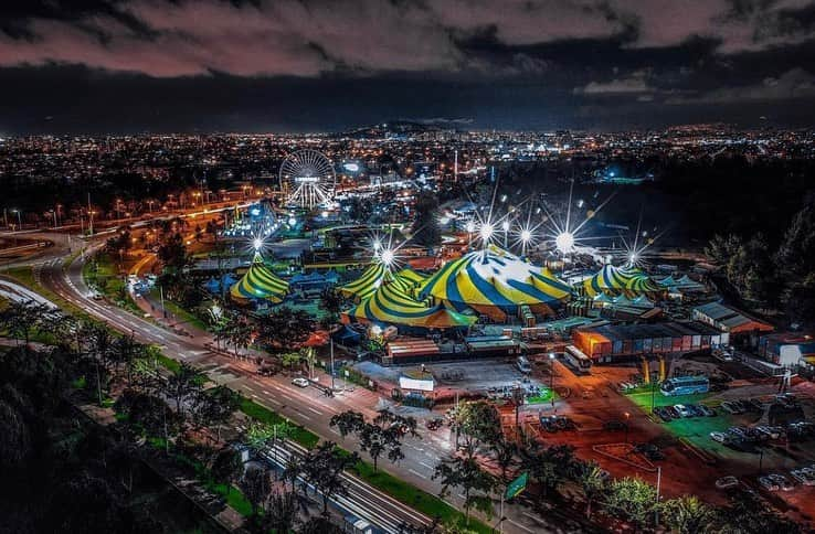 イモージェン・ケアンズのインスタグラム：「4 years under these big tops 🍿🤹‍♀️🎪🎟🎸🥁🏹🥤👏📸by @didi_negron #curtainclosed #circus #cirquedusoleil #amazonsofamaluna #drone #birdseyeview #amaluna #amazon 📍🇳🇱🇩🇪🇧🇪🇬🇧 🇩🇪 🇦🇹 🇮🇹 🇺🇾 🇧🇷 🇦🇷 🇨🇱 🇪🇨 🇨🇴 🇨🇦 🇺🇸」