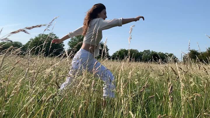 Amelia Zadroのインスタグラム：「First tastes of freedom ✨ @lenarachoudhury」