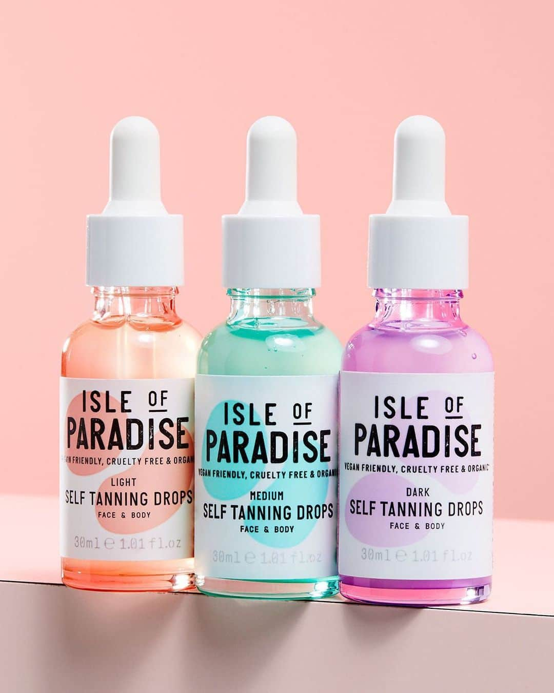 セフォラさんのインスタグラム写真 - (セフォラInstagram)「Get your glow on with @theisleofparadise’s Self Tanning Drops. These odorless, fuss-free drops give you a natural-looking, sunkissed tan without any streaks ☀️🕶 Plus, it comes in three shades and is super easy to use! Transform your fave moisturizer into a custom self-tanner by popping in a few drops, then apply to your face or body. Add more drops until you get your perfect glow 😎」6月30日 4時03分 - sephora