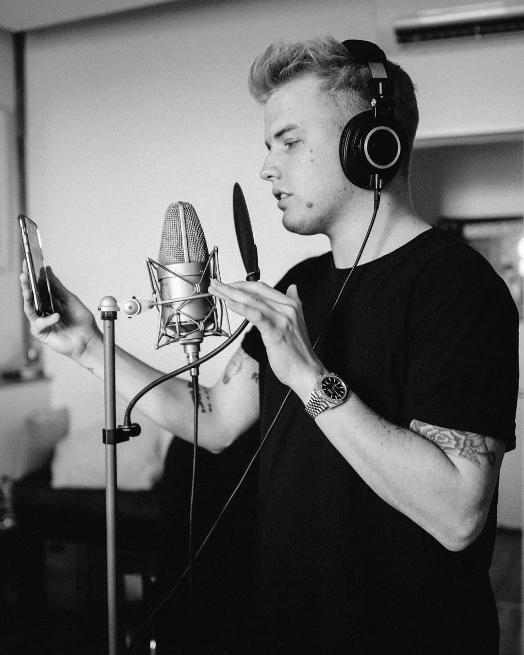 Kayefのインスタグラム：「Fleißig im Studio 🤟🏻 Neue Mucke kommt bald - freut euch drauf, das wird DOPE! 🔥」