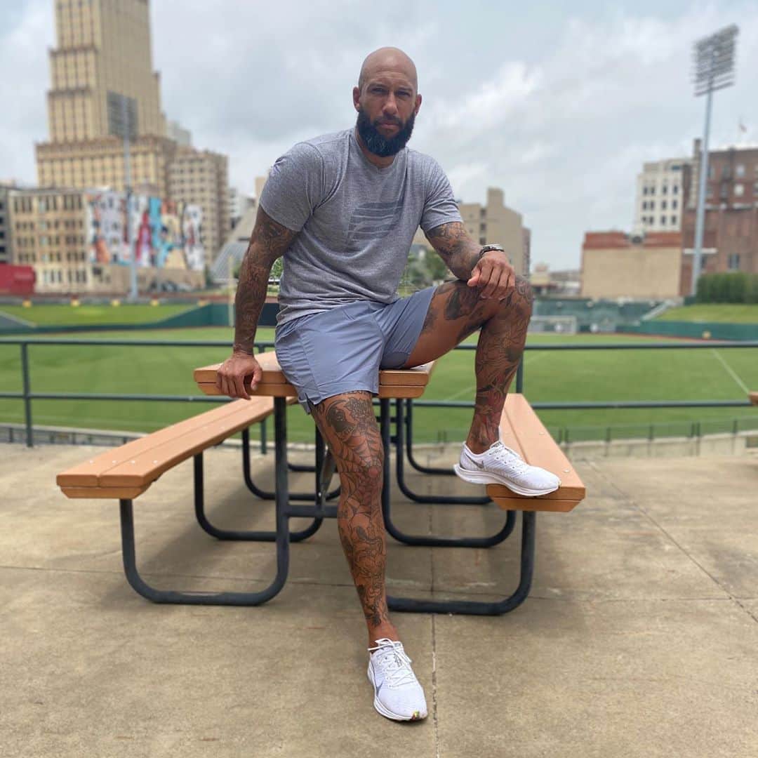 ティム・ハワードのインスタグラム：「Rocking the all-new @FableticsMen Stamina Run Short. Lightweight and breathable! Use my special link in bio to get 50% off the entire collection. @FableticsMen #FableticsMenAmbassador」