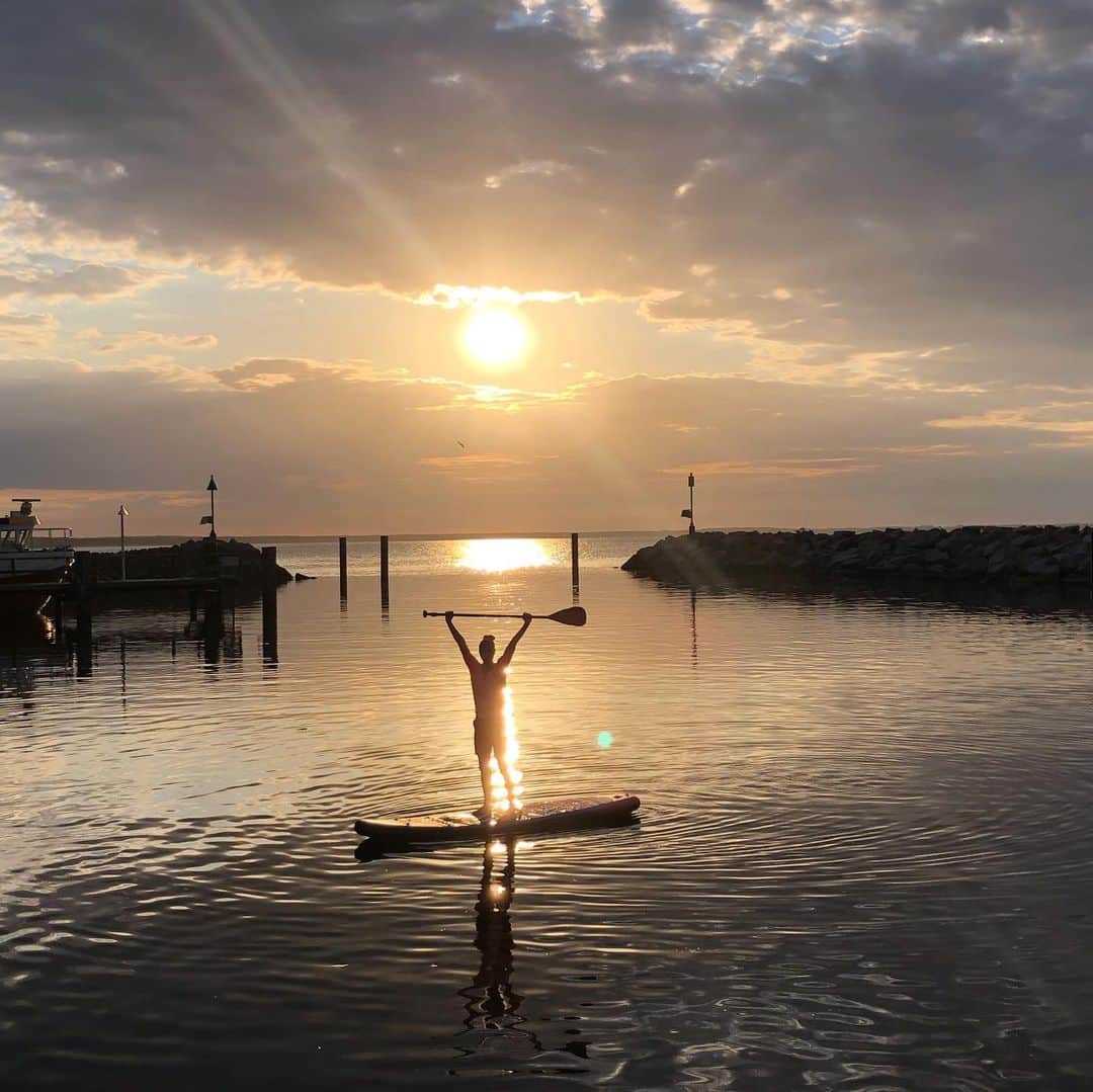 フランツィスカ・クヌッペさんのインスタグラム写真 - (フランツィスカ・クヌッペInstagram)「Sunset stand up paddle round ❤️💋⚓️🌊 🌅  #enjoylife #everysecond #standuppaddle #holidays #vintageboat #rügen #Island #ostsee #balticsea #sunset」6月30日 4時09分 - franziskaknuppe