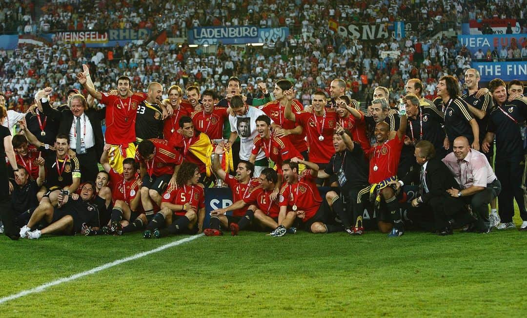 サッカー スペイン代表チームさんのインスタグラム写真 - (サッカー スペイン代表チームInstagram)「🏆 COMPARTE para celebrar el 12º cumpleaños de nuestra EURO de 2008. ¡¡INOLVIDABLE!! 🙌🏻 #EURO2008」6月30日 4時20分 - sefutbol