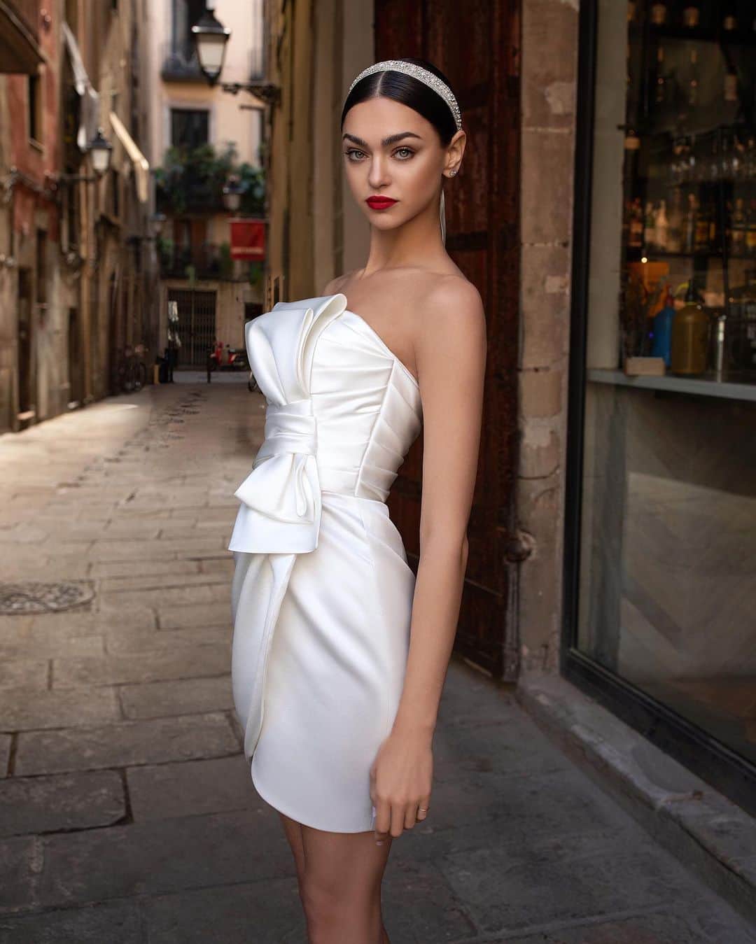 Pronoviasさんのインスタグラム写真 - (PronoviasInstagram)「This little white dress is crafted in glossy Mikado fabrics that folds along the bodice and finish in a glamorous, vertical bow. Head to our Stories to discover more #shortweddingdresses to love! #Pronovias」6月30日 4時17分 - pronovias