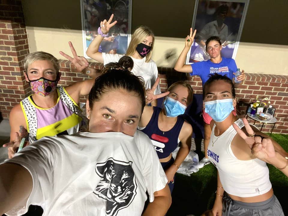 ソフィア・ケニンのインスタグラム：「Just came back from a great week in Charleston!  Thank you Credit One, Bob, Eleanor and tournament staff for making this event happen! We all had our own suites, coolers, snacks, hand sanitizers and etc:) Everything was sanitized daily to make us feel safe. Referees, ball kids did great job! it was not easy... It’s greatly appreciated!  I was really happy to be competing back on the court after 3 months of no competition.  We had a great team and all supported each other which was really nice!  #TeamPeace ✌🏼❤️❤️❤️」