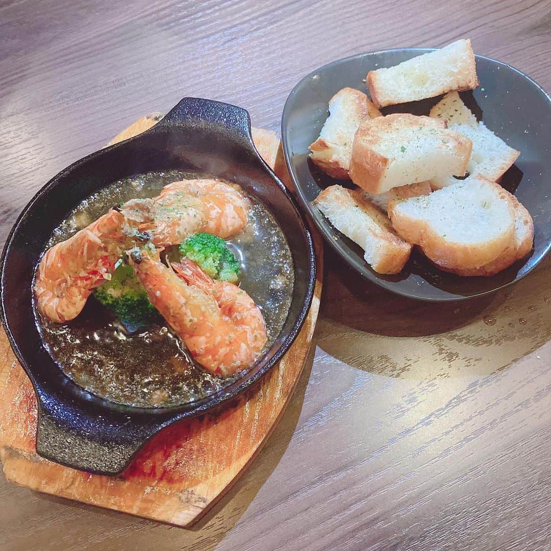 恵美さんのインスタグラム写真 - (恵美Instagram)「高田馬場から徒歩3分の@イタ飯バル　RICCIO @riccio_takadanobaba で スタンダードコース＋90飲み放題プランをいただきました🇮🇹🍴 . 着いたら店長の #りっちょん がお席でお出迎え🤣🦔💕 . スタンダードコース シーザーサラダ 鮮魚のカルパッチョ ミラノ風カツレツ 若鶏の香草焼き フライドポテト アヒージョ バケット 名物ピザ クワトロフォルマッジ  自家製ティラミス . そして30分690円で 樽から直接注ぐ30種類の樽ワイン飲み放題が付けられます🍷 . 生地から作る本格石窯ピザは 注文を受けてから伸ばし、500℃の石窯で90秒焼き上げるので、外はサクサク中はモチモチに🍕💕 . 店内にずらりと並ぶ樽ワインの飲み放題からは甘口をチョイス🍷🇮🇹 . お洒落な店内と美味しいご飯で、デートや女子会にもオススメです😄✨ . #イタ飯バルriccio #高田馬場イタリアン #樽ワイン #イタ飯バル #riccio #pr #model #モデル #japanesemodel #恵美 @tokyo_joshibu #東京女子部 #tokyo_joshibu #ビジョビ @b_b_j.j」6月29日 19時28分 - emi_florence819