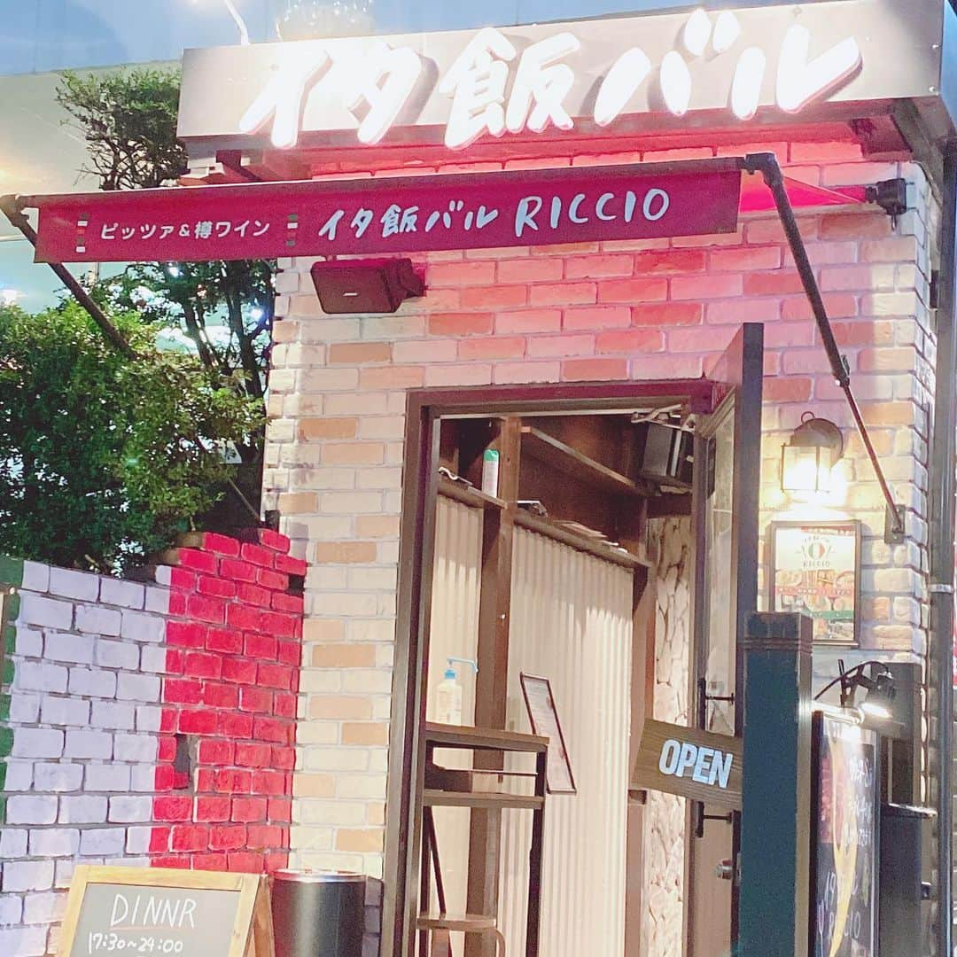 恵美さんのインスタグラム写真 - (恵美Instagram)「高田馬場から徒歩3分の@イタ飯バル　RICCIO @riccio_takadanobaba で スタンダードコース＋90飲み放題プランをいただきました🇮🇹🍴 . 着いたら店長の #りっちょん がお席でお出迎え🤣🦔💕 . スタンダードコース シーザーサラダ 鮮魚のカルパッチョ ミラノ風カツレツ 若鶏の香草焼き フライドポテト アヒージョ バケット 名物ピザ クワトロフォルマッジ  自家製ティラミス . そして30分690円で 樽から直接注ぐ30種類の樽ワイン飲み放題が付けられます🍷 . 生地から作る本格石窯ピザは 注文を受けてから伸ばし、500℃の石窯で90秒焼き上げるので、外はサクサク中はモチモチに🍕💕 . 店内にずらりと並ぶ樽ワインの飲み放題からは甘口をチョイス🍷🇮🇹 . お洒落な店内と美味しいご飯で、デートや女子会にもオススメです😄✨ . #イタ飯バルriccio #高田馬場イタリアン #樽ワイン #イタ飯バル #riccio #pr #model #モデル #japanesemodel #恵美 @tokyo_joshibu #東京女子部 #tokyo_joshibu #ビジョビ @b_b_j.j」6月29日 19時28分 - emi_florence819