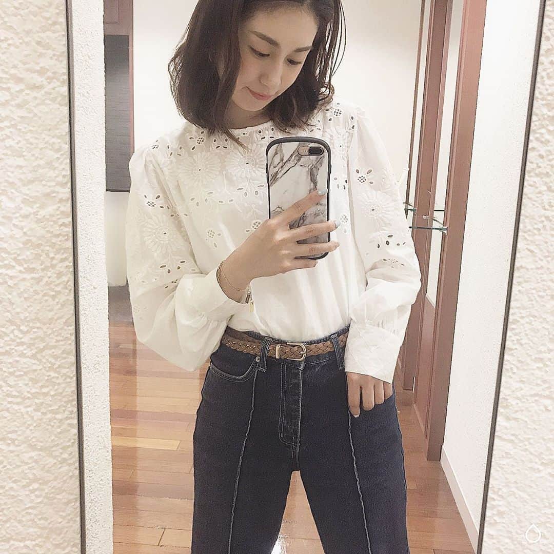 のインスタグラム：「happyday💛‼︎ . @dholic_official 👖 @dianashoespress 👡 . . . #ファッション #dholic #韓国ファッション #daiana#サンダル #大人カジュアル #カジュアルコーデ #ジーンズ #ハイウェストデニム  #レーストップス #いいね返し」
