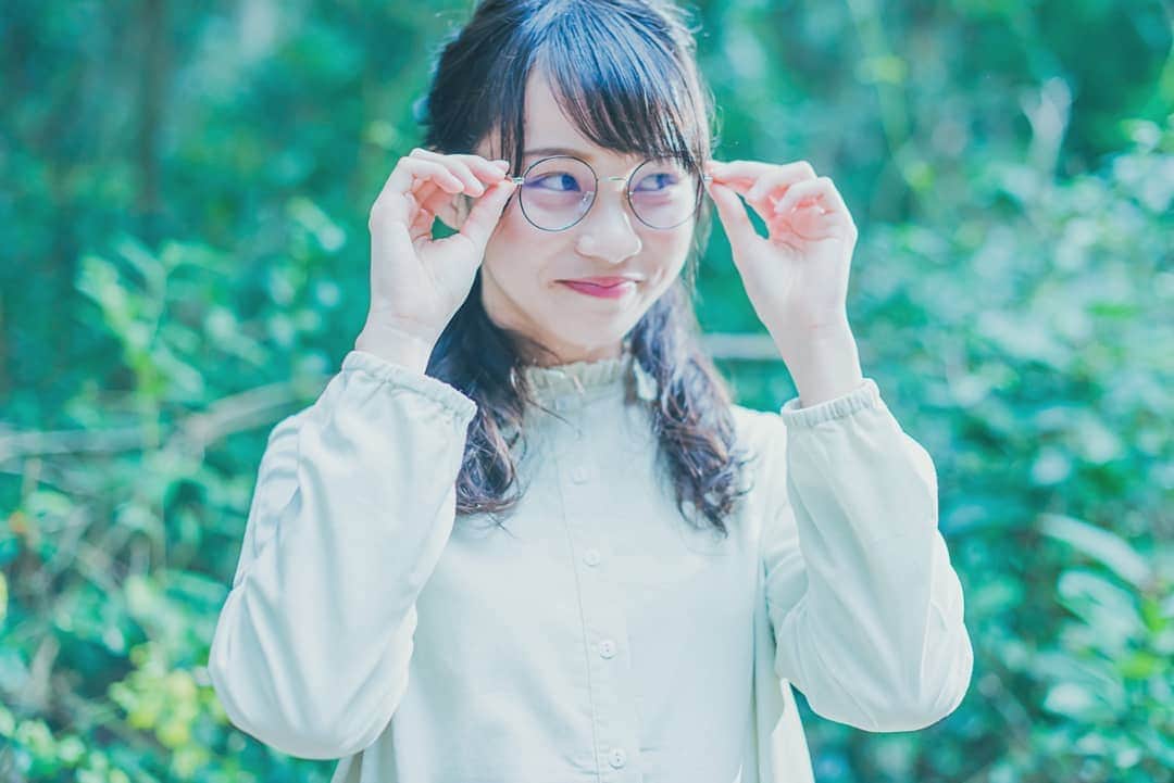 周庭（しゅうてい）のインスタグラム：「- 深く息を吸い込む  飲み込んで空に放つ  誰もが幸せになれる  信じてもいいかな  僕にだって - - 《名前を呼ぶよ》」