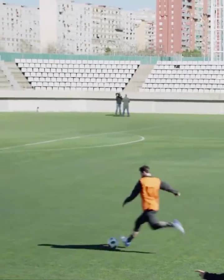 F2Freestylersのインスタグラム：「Socially Distanced Nutmeg! 🥜⚽️🤣 @leomessi 🤯」
