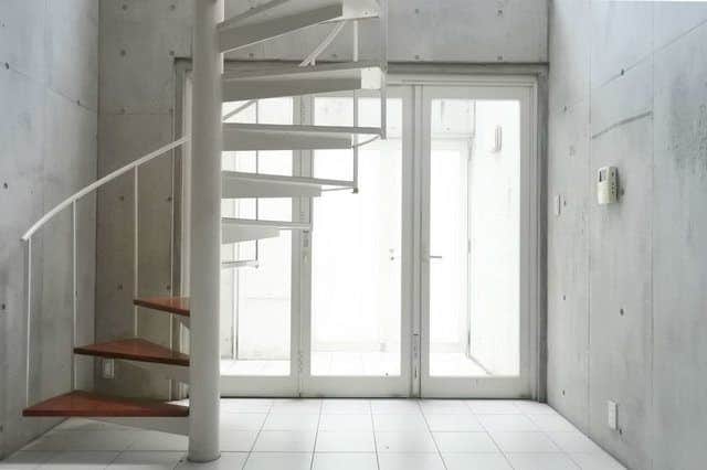 グッドルームさんのインスタグラム写真 - (グッドルームInstagram)「▼非日常の演出  螺旋階段っていいよなあ。 普通はお部屋にないものが、ある。 それだけで、非日常空間。 ⁠ -------------------⁠ ⁠ 福岡 #唐人町 2LDK 46.5㎡  玄関ドアを開けると、螺旋階段の登場。 ふと見上げた階段の姿が堂々として、かっこいい。 光の入り方も素敵。  間取りはトリプレット。 1階はキッチン・ダイニングと水回り。 白いタイル張りにシンプルな設備たち。  螺旋階段を登って2階へ。 四角くて使いやすいお部屋。 収納もたっぷりあって、エアコンも付いている。 ここはリビングにいいかな。 テレビをどんと置いて、大きなソファ。  さらに登って、3階へ。 2階と同じ間取りのお部屋で これまた使いやすいなあ。  ここが寝室かな、と思ったけど、 日当たりは2階より断然いい3階。 こっちをリビングにしてもいいかも。  螺旋階段部分は吹抜けになっていて 光はふわっと1階まで漏れます。 シーリングファンもあるので、風通りもよく。 各お部屋は半透明のドアで間仕切り可能。 ちょっと神秘的空間に。  ああ、惚れぼれします、この空間。 ⁠ ・⁠ こちらの物件は実際に住めるお部屋です。詳細はストーリー、ハイライトにて！⁠ ・⁠ こだわりのお部屋探しは、@goodroom_jp から URLをチェック！⁣⁣⁣⁣⁣⁣⁣⁣⁣⠀⁣⠀⁠ ・⠀⁠ ※最新のお家賃につきましては、リンク先物件ページからご確認ください。⁠ ⁠・⁠ #goodroom #interiordesign #decoration #myhome #homedesign #interiordecor #urbanlife #apartment #fukuoka #福岡 #生活 #シンプルな暮らし #シンプルライフ #日々の暮らし #引っ越し #暮らしを整える #二人暮らし #物件探し #お部屋探し #お洒落な暮らし #理想の空間 #空間デザイン #間取り図 #賃貸⁠ #丁寧な暮らし #螺旋階段  #デザイナーズ #メゾネット #階段のある家」6月29日 19時30分 - goodroom_jp