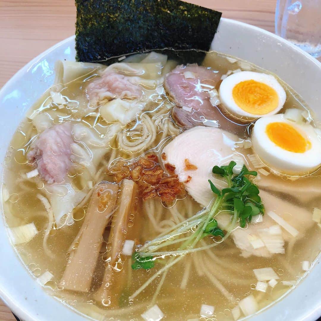 南條早紀のインスタグラム：「らーめんてしお🍜 ワンタン手塩ラーメン✨ . . 6月8日にオープンした新店！ 先週、仲良しのディレクターさんと 買出しや畑チェックなどに行く合間に 食べたラーメン🍜❤️ . あっさりさっぱりしてるんだけど、 ホタテや昆布の魚介の出汁の旨味が ぎゅっと詰まっていて美味しいスープ。 . 自家製麺は、ラーメンによって 細麺・中麺・太麺と種類があって、 ワンタン手塩ラーメンは、細麺！ 全粒粉の食感と香りがよかった！ . 半熟たまごはトッピングです🥚❤️ . 店内はテーブル席とカウンター席と両方あって 女性も家族連れも入りやすい雰囲気だった！ . . ガッツリこってりラーメンも好きだけど 優しい美味しさのラーメンもいいなぁ🤤 . 太閤の湯のちかくなので、 てしお→太閤の湯というプランも 南條の休日リストに追加したいと思います🙋‍♀️笑 . . ごちそうさまでした🍜❤️ . .  #富山 #富山県 #射水市 #toyama #imizu #富山グルメ #富山ランチ #富山ラーメン #🍜 #塩ラーメン #ワンタン麺 #自家製麺 #らーめんてしお #富山新店 #らーめん #ラーメン #めんすたぐらむ #グルメ #おいしい #美味しい #グルメ好きな人と繋がりたい #食べるの大好き選手権  #アナウンサー #南條早紀 #なんじょうのにちじょう」