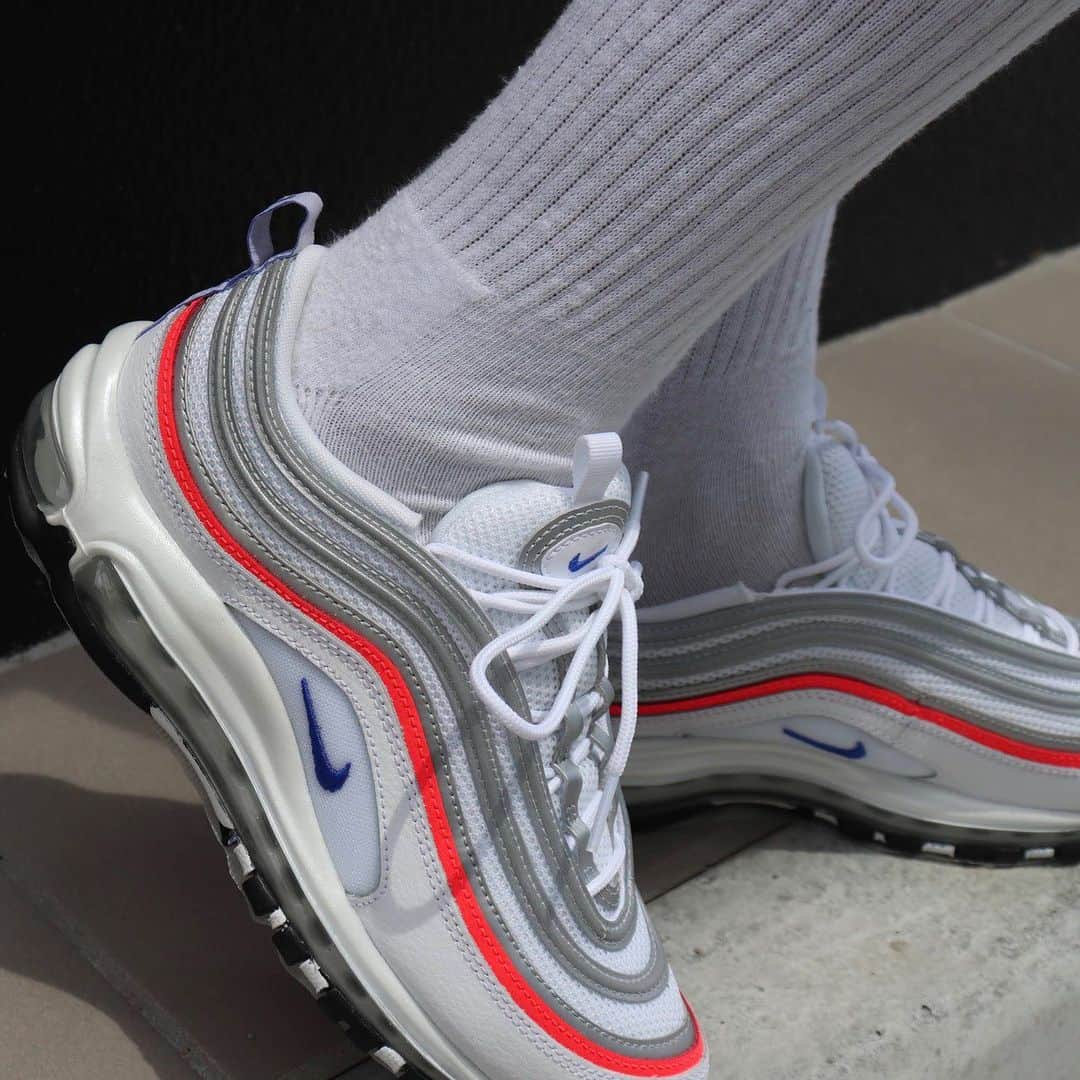 アトモスガールズ/atmos girlsさんのインスタグラム写真 - (アトモスガールズ/atmos girlsInstagram)「NIKE W AIR MAX 97から新カラーが登場！！ 斬新なカラーと張りのあるディテールをあしらったデザイン、カラーリングで仕上げワンポイントのビビットレッドが夏らしく目を引く一足となっております✨ atmos pink.comにて取り扱い中です！  #atmos #atmospink#nike #アトモス#アトモスピンク#ナイキサンダル」6月29日 19時36分 - atmos_pink_official