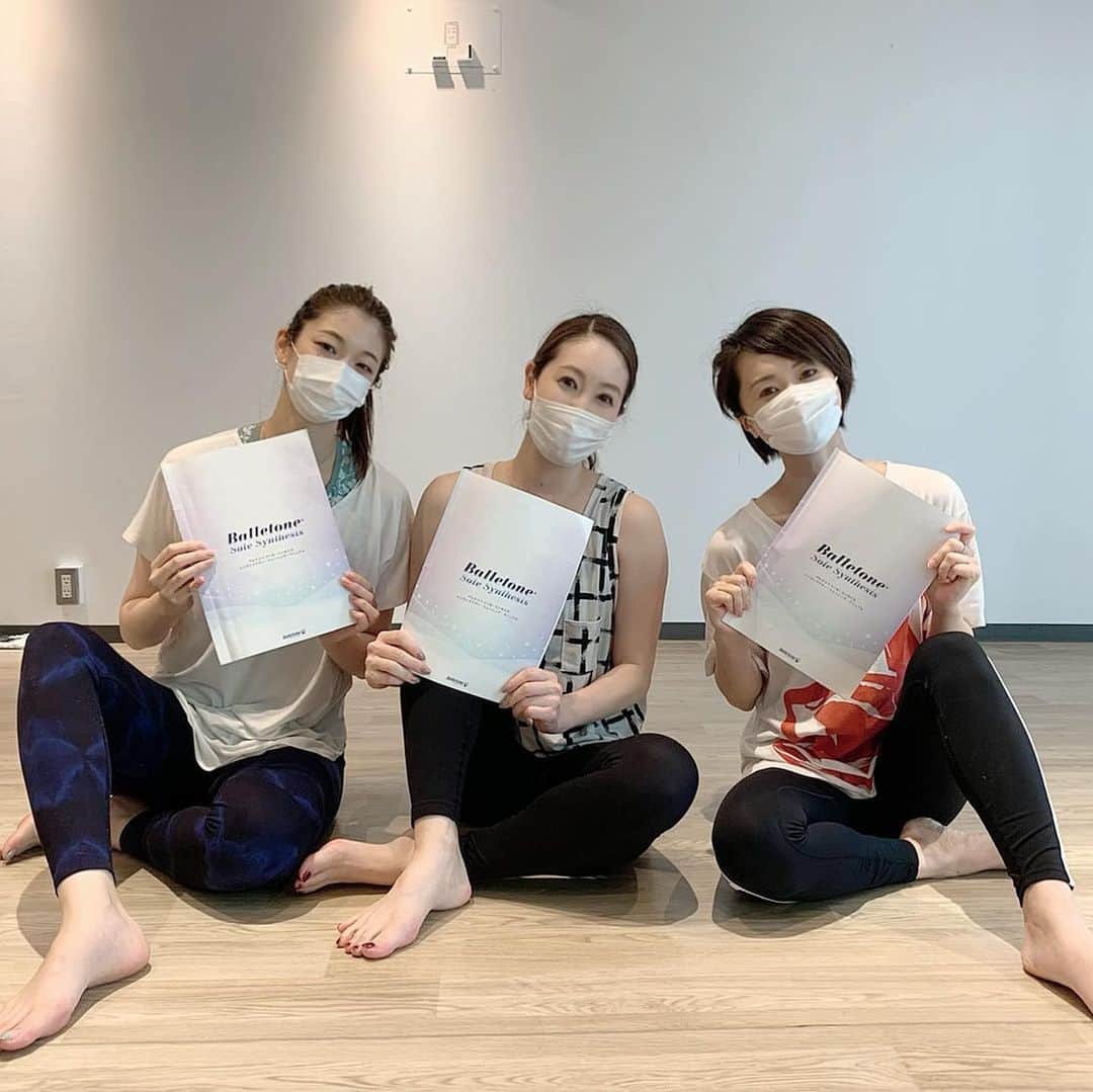 優ひかるのインスタグラム：「今日は、﻿ とても気持ちよく晴れてましたね☀️﻿ ﻿ 皆さん如何お過ごしでしょうか？﻿ ﻿ 実は…﻿ バレトンインストラクターの﻿資格を取りました✨﻿ ﻿ 元々バレトンに興味があったのですが、﻿ ステイホーム期間中にお家で オンラインレッスンを受けながら 『インストラクターの資格を取りたい』﻿ ﻿ そう思い立ち、行動力だけは﻿ 半端ない私はすぐに調べ連絡しました笑﻿ ﻿ ﻿ たまたま、﻿ あんりちゃん（星乃あんりちゃん）も﻿ ステイホーム中に﻿ バレトンに興味を持ったみたいで﻿ 初回レッスンに行ったら偶然一緒で﻿ 『えっ！ウケる…』と2人で爆笑🤣笑﻿ ﻿ 尊敬するトレーナーのyukiさん﻿ そして、バレトン同期のなっちゃん、﻿ あんりちゃんに沢山助けてもらいながら、﻿ そして、刺激をうけながら切磋琢磨し、 無事に合格できました✨﻿ ﻿ ﻿ そして、﻿ 試験までに数人の友人が﻿ オンラインで練習に付き合ってくれました😭﻿ ﻿ 本当に感謝😭😭﻿ ﻿ 無事に資格が取れたので﻿ これからダンスのレッスンとかにも﻿ 組み込んでいきたいと思います。﻿ ﻿ バレトンは、﻿ 単純でシンプルな動きを繰り返しながら﻿ 有酸素運動をしていくので﻿ 運動が苦手な方もおススメですよ✨﻿ ﻿ まだまだ未熟者ですが、﻿ これから更に更に﻿ ブラッシュアップしていきたいと思います✨﻿ ﻿ #バレトン#バレトン東京#インストラクター﻿ #資格#勉強#宝塚og#月組﻿ #ご興味ある方はぜひ#一緒に汗かきましょう！」