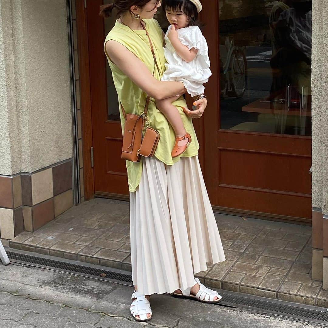 美生のインスタグラム：「#outfit﻿ ﻿ @donobanweb で大人気の﻿ シルキータッチシリーズ♡﻿ ついにノースリーブが登場です🍨﻿ ﻿ こちらすでに2色getしちゃいました♡﻿ ﻿ 定番カラーに加えて﻿ 夏カラーも登場🐚﻿ ﻿ 商品ページも﻿ ぜひcheckしてみてくださいね✔︎﻿ ﻿ 2枚目は手が繋ぎたい次女🧒🏻と﻿ ママと手繋ぎたかったって拗ねてる長女👧🏻﻿ ﻿ 愛しの2人と久しぶりの3ショット。﻿ ﻿ ﻿」