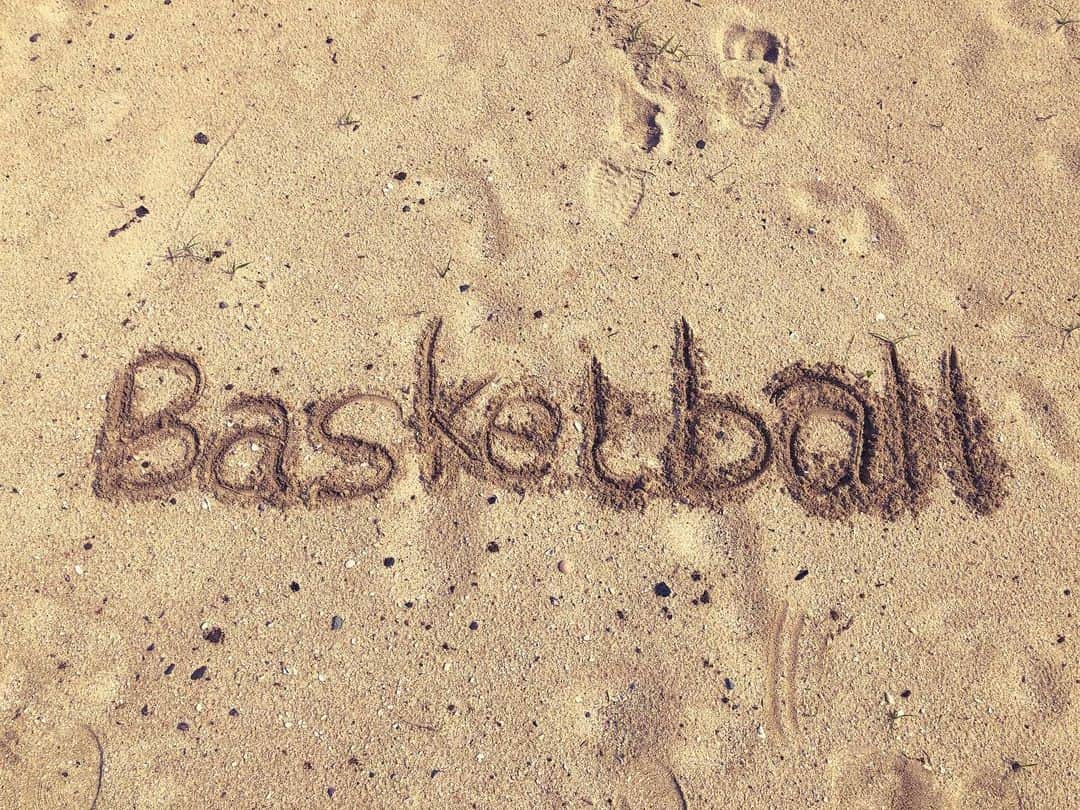 中川聴乃さんのインスタグラム写真 - (中川聴乃Instagram)「無意識に砂浜で一番最初に描いた文字は、 ・ 「basketball🏀」笑 ・ これかいっ‼️と、思わず自分に突っ込みたくなりました😂 ・ ・ #バスケットボール  #無意識の文字 #振り返ったら笑える」6月29日 19時52分 - nakagawaakino24