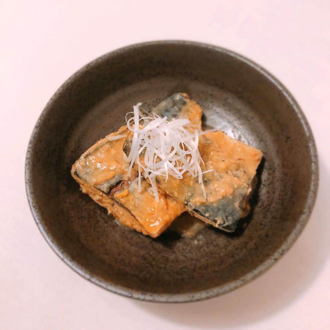 松本翔さんのインスタグラム写真 - (松本翔Instagram)「#松本食堂﻿ ﻿ ✔️鯖の味噌煮﻿ ・🐟・———・🎣・ ———・🐟・———﻿ ﻿ 『 味噌煮にしてください！ 』﻿ ﻿ チームメイトの釣り部の一言を受け、﻿ 捌かれている鯖を受け取り、いざまずレシピを調べる🤭笑﻿ ﻿ 大体いろんな料理もこういう調味料が使われてる﻿ っていうのは、なんとなーく把握はしているけど、﻿ それを自分の好みや、相手の好みに合わせて頭で調整💭﻿ ﻿ 分量も測ることは基本ないです！﻿ 作りながら、「やっぱこうしよう」っていう、﻿ サッカーのようにその時の判断とアクセントに身を任す✨ ﻿ ﻿ 今回は、「甘め」な感じが良いとのことだったので、﻿ 塩っぱくならないよう、薄めな仕上がりに🐟﻿ ﻿ 今まで食べてきた中で一番美味しい。。﻿ って言ってくれたから、また作るよ😙  魚捌けるようになりたいので、﻿ 大正町市場の方々、直接指導してください🙇‍♂️﻿ @taishomachi_ichiba ﻿ ﻿ #鯖の味噌煮 #サバの味噌煮 #煮物 #和食 #ご飯が進む #おうちごはん #夜ごはん #男子ごはん #自炊男子 #アスリート飯 #アスリートフード #アスリートフードマイスター #高知」6月29日 19時52分 - matsumotosho444