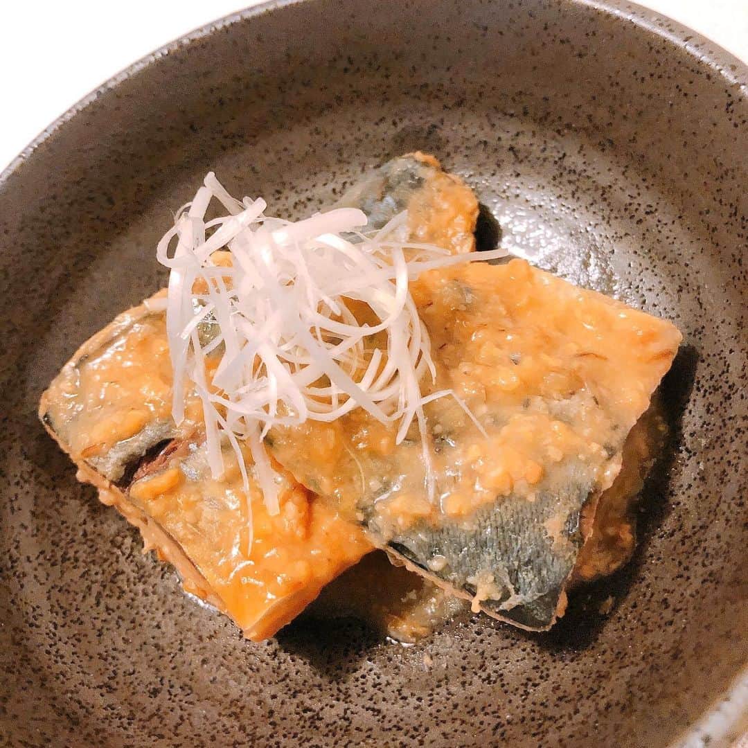 松本翔さんのインスタグラム写真 - (松本翔Instagram)「#松本食堂﻿ ﻿ ✔️鯖の味噌煮﻿ ・🐟・———・🎣・ ———・🐟・———﻿ ﻿ 『 味噌煮にしてください！ 』﻿ ﻿ チームメイトの釣り部の一言を受け、﻿ 捌かれている鯖を受け取り、いざまずレシピを調べる🤭笑﻿ ﻿ 大体いろんな料理もこういう調味料が使われてる﻿ っていうのは、なんとなーく把握はしているけど、﻿ それを自分の好みや、相手の好みに合わせて頭で調整💭﻿ ﻿ 分量も測ることは基本ないです！﻿ 作りながら、「やっぱこうしよう」っていう、﻿ サッカーのようにその時の判断とアクセントに身を任す✨ ﻿ ﻿ 今回は、「甘め」な感じが良いとのことだったので、﻿ 塩っぱくならないよう、薄めな仕上がりに🐟﻿ ﻿ 今まで食べてきた中で一番美味しい。。﻿ って言ってくれたから、また作るよ😙  魚捌けるようになりたいので、﻿ 大正町市場の方々、直接指導してください🙇‍♂️﻿ @taishomachi_ichiba ﻿ ﻿ #鯖の味噌煮 #サバの味噌煮 #煮物 #和食 #ご飯が進む #おうちごはん #夜ごはん #男子ごはん #自炊男子 #アスリート飯 #アスリートフード #アスリートフードマイスター #高知」6月29日 19時52分 - matsumotosho444