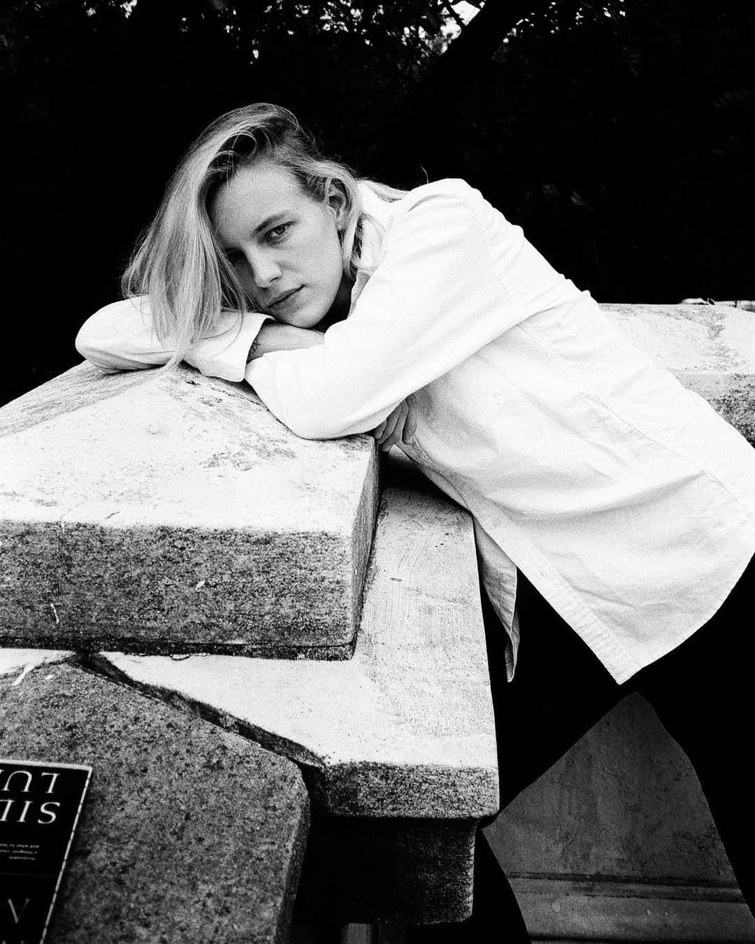 The Fashion Postさんのインスタグラム写真 - (The Fashion PostInstagram)「#portraits erika linder ﻿ ﻿ 今月はプライド月間！毎年この時期になると世界中でレインボーフラッグたなびくプライドパレードが開催されますが、今年は新型コロナウイルスの影響を受け、軒並み中止に。TFPでは、「PORTRAITS」のアーカイブより今一度読んでほしいインタビューをピックアップしてお届けします✔︎﻿ ﻿ 📌 時代を象徴するジェンダーレスモデル、エリカ・リンダー﻿ ﻿ 性別を超えた美しさでジェンダーの境界線を揺るがし、トップメゾンのランウェイやキャンペーン、ファッション誌でユニセックスなモデルとして活躍するエリカ・リンダー。出会った瞬間に恋に落ちていく2人の女性の姿をエモーショナルに描いた初主演作『アンダー・ハー・マウス』について話を聞きました。﻿ ﻿ —ジャスミンの「男になりたかった？」という質問に「自由になりたかった」と答えるシーンが印象的でした。ジェンダーレスという希少なポジションでミステリアスな雰囲気を持つあなた自身同じように考えることはありますか？﻿ ﻿ 私は自由に育ちました。誰も私に、着る服や行動に関してあれこれ言ってくる人もいなかったので、ダラスと私の環境は違いました。私は、自分の性的趣向や性格について他人がどう見るかということに関してあまり考えません。いつも我が道を行っていますし、自分らしくいることによって、今の私がいるのだと思います。多くの人々がそんなにラッキーではないことも知っていますし、気の毒に思いますが、それが問題になってはいけないと思います。﻿ ﻿ —女性の創るセクシュアルな作品というのは、男性のエゴがなく、とても刺激的で、かつとてもピュアに感じました。今回の作品に参加して、男女の性の捉え方について違いなど感じましたか？﻿ ﻿ まず、私たちがこの映画を撮り、全員女性スタッフで対応したいとなった時、この男性優位の業界が、必ずしもカメラの後ろに一人又は数人の男性がいなければならないというわけではないということを証明すること以上のものがありました。それは、女性を力づけることでした。﻿ ﻿ —この数年、コレクションブランドが男女のショーを統合したり、ユニセックスアイテムの打ち出しが増えてきました。そのようなファッション界の展開について感じることはありますか？﻿ ﻿ ファッションは、男女両方の性格を併せ持つことと、男女混合の服で遊んできた唯一の業界です。私は、それは素晴らしいことだと思いますが、最近は皆が自分をアンドロジナス (性別を超えた存在) だと思っているような気がします。﻿ ﻿ #TFP #TheFashionPost #ErikaLinder #BelowHerMouth #AprilMullen #NatalieKrill #HeatherKemesky #Pride2020」6月29日 19時47分 - tfpjp