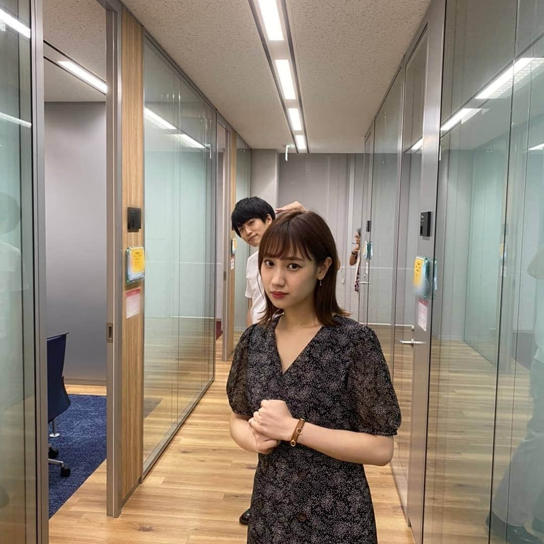 吉本坂46さんのインスタグラム写真 - (吉本坂46Instagram)「ゆいぽんをパシャリ📷️✨✨ んん？よく見るとオンラインイベントだったのはずがゆいぽんの周りにはファンが、、、😍笑  #怯え顔 #なでなで #優しさ #包容力 #追いかけてくる #綺麗なフォーム #ゆいぽん #高野祐衣 #レインボー池田 #池田直人 #HIDEBOH」6月29日 19時48分 - yoshimotozaka46official