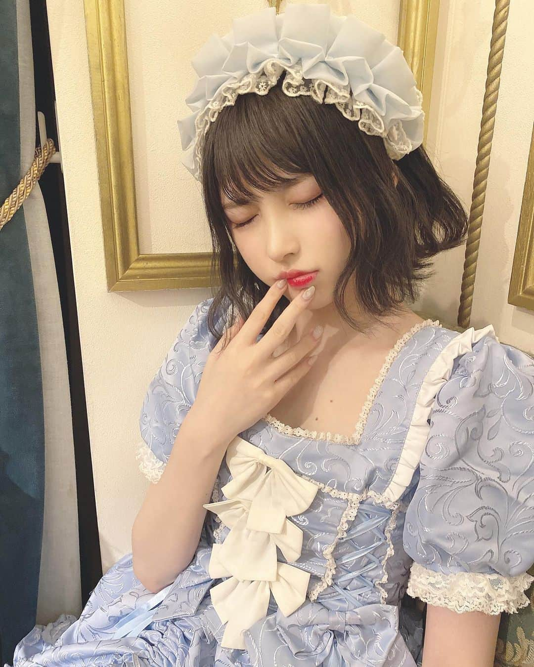 小此木流花さんのインスタグラム写真 - (小此木流花Instagram)「メイドさんです メイド喫茶のモデルしたときのオフショット！ この頭につけるやつ、ぱるるがそれでも好きだよ歌ったときに衣装に似ててすごい嬉しかったんだけど分かる人いる？いたらもうそれはわかりてすぎて同盟組める  #メイド #メイド喫茶#メイドカフェ」6月29日 19時55分 - okonogi_ruka