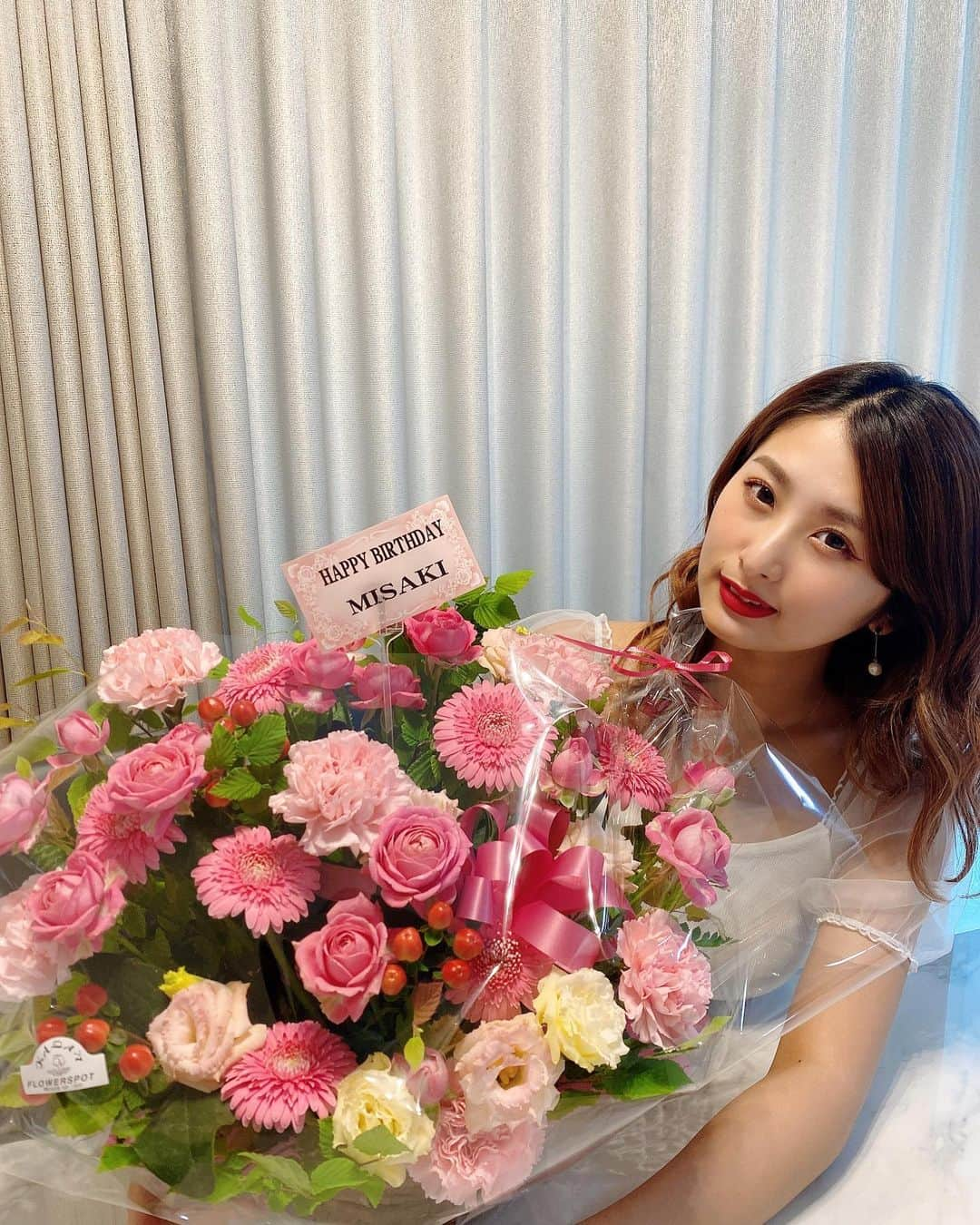 青野美沙稀さんのインスタグラム写真 - (青野美沙稀Instagram)「Happy birth day to me🎉☆﻿ ﻿ たくさんのお祝いメッセージ﻿ ありがとうございます😢💞💞﻿ ﻿ 友達や家族、いつも応援してくれてる﻿ 皆さんからの愛をたくさん感じられる日✨﻿ ﻿ 今年もとーっっても幸せです💋﻿ ﻿ ６月２９日は、﻿ 私のお母さんの誕生日でもあるので﻿ お母さんもお誕生日おめでとう🎂﻿ ﻿ それから！﻿ ファンの方から事務所にお花が届きました💐﻿ 気持ちもお花も最強に嬉しいです🌼﻿ ﻿ 今年は、音楽や色んなことで﻿ 皆に楽しんでもらえるように﻿ 活動に励んでいくのでよろしくねっ💚﻿ ﻿ #happybirthday #バースデー﻿ #mybirthday #happy #ルワンジュ東京﻿ #louangetokyo #cake #ケーキ #birthdaycake #birthday #六本木 #roppongi」6月29日 19時55分 - misaki_aono