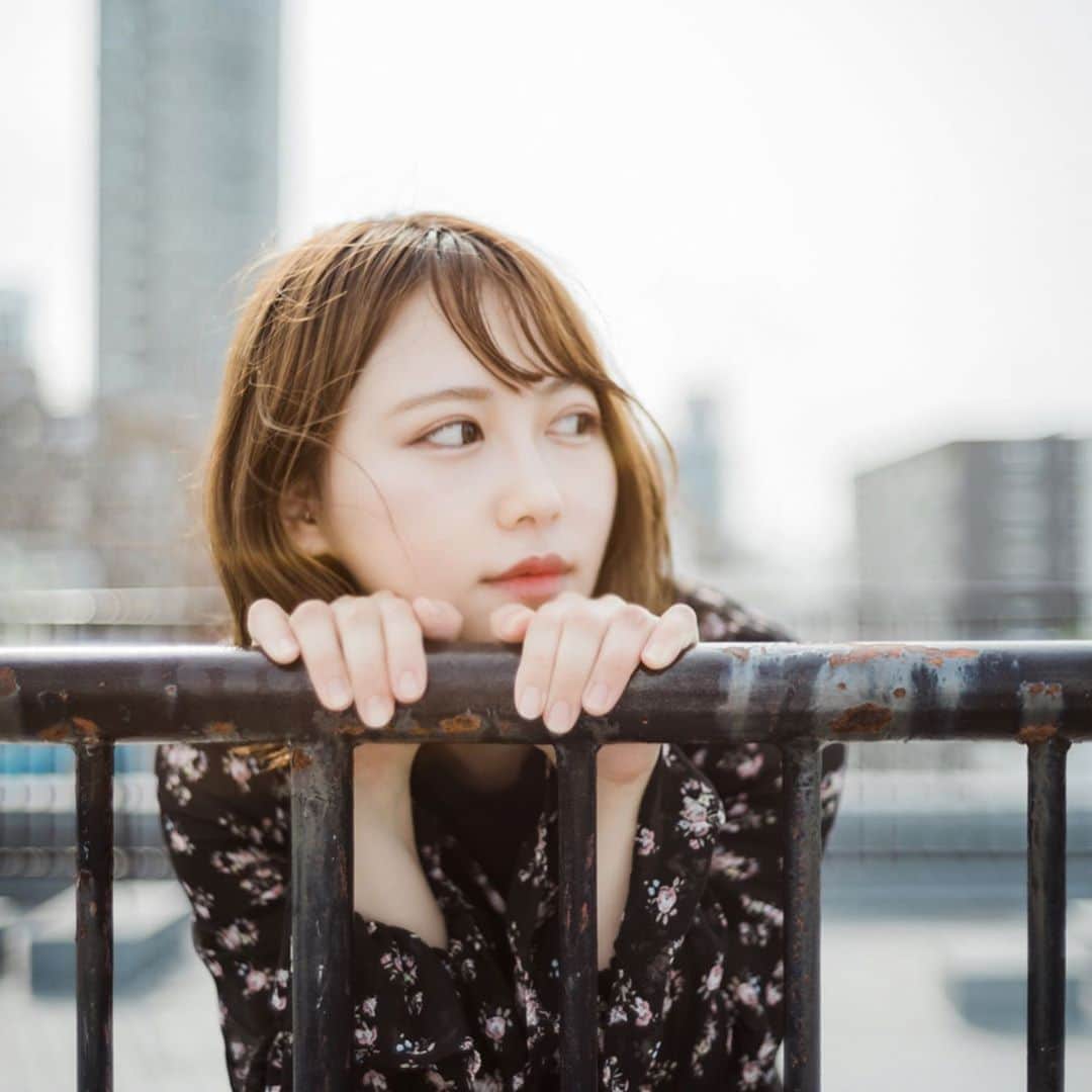 塚本美玲のインスタグラム：「夕陽と待ち合わせ ﻿ photo by @watanabetaishi ﻿ ﻿ .﻿ ﻿ .﻿ ﻿ #portrait#portraitphotography#ポートレート#屋上#tokyo#idol#net#japan」