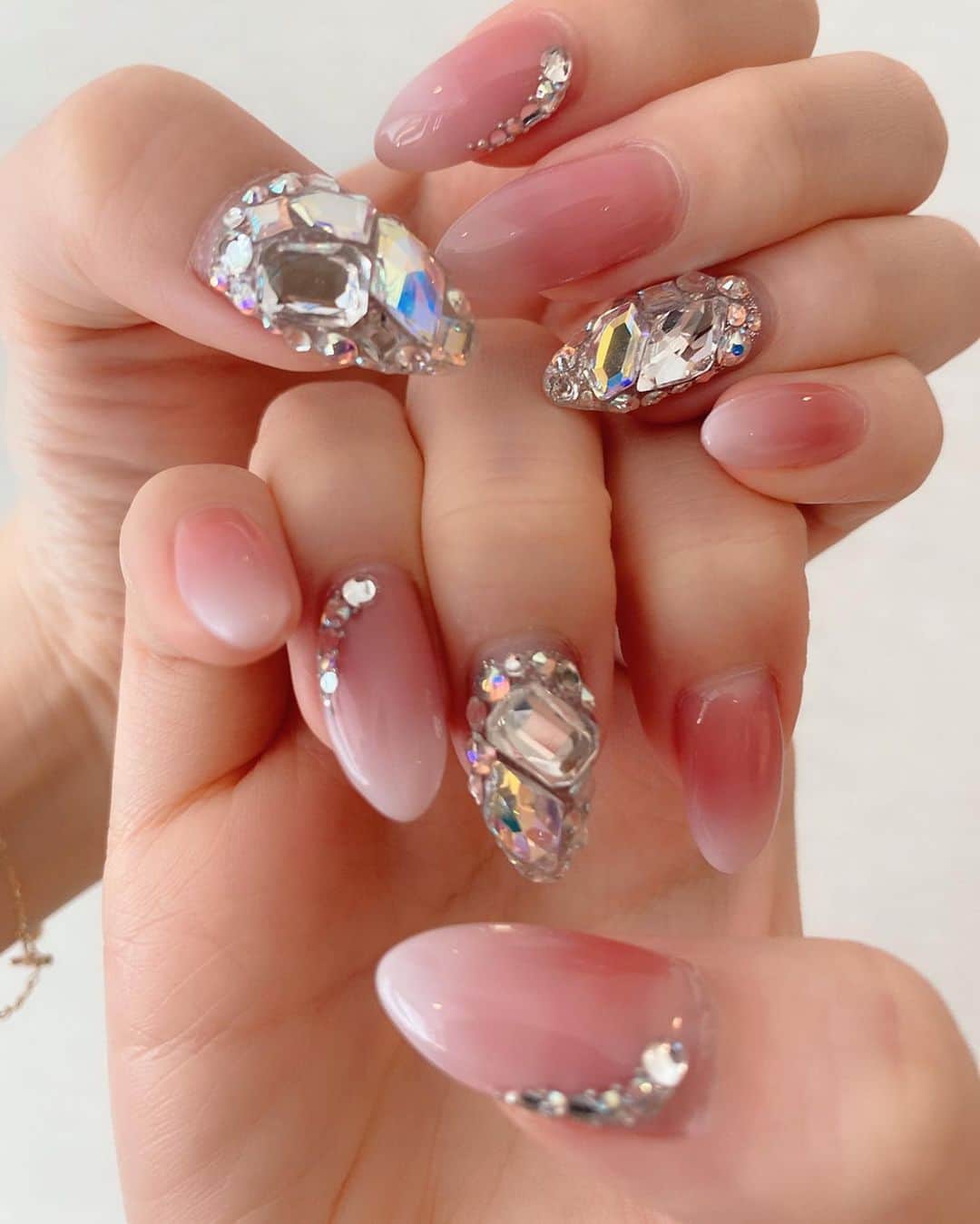 のインスタグラム：「新しいお爪さん💅💛﻿ あー可愛い可愛い可愛い可愛い可愛い可愛い😫😫😫😫😫﻿ 世界一のネイルサロン👑💞とおもってる安定の　@agloss_nail さまで🖤🖤🖤 ﻿ ベイビーブーマーと、﻿ 韓国風クリスタル💎ネイル🇰🇷💞💞﻿ 可愛い物と可愛いものを組み合わせると﻿ 可愛さがえぐくなる😔❤️﻿ ﻿ 今回もまたこの爪のままでいたいが更新されてしまいました🥺🥺🥺﻿ ﻿ このベイビーブーマー…﻿ 何と‼️‼️‼️‼️‼️﻿ ﻿ スプレーじゃなくて、﻿ 爪柱りょーこさんwの、筆一本🖌の大作🥺🥺🥺❤️﻿ ﻿ 柱はやっぱしゅごい🥺🥺🥺🔥🔥🔥🔥﻿ こんなにびゅてぃふぉーなベイビーブーマー無い🔥‼️‼️‼️‼️﻿ ﻿ ﻿ 今回も、清楚とキラゴテの素晴らしい共存🌹🌹🌹﻿ ﻿ ﻿ どんなに時間経ってもやってもらったときのまま(くすまないし取れないし飽きない)すぎて、﻿ 見るたびうっとりするし、爪めっちゃ可愛いって言われる🥺💕💕﻿ ﻿ ﻿ このデザインもいずれ絶対リピします♥️♥️♥️♥️そのくらいお気に入り🍊💞💞﻿ ﻿ ﻿ #ニュアンスネイル #六本木ネイルサロン #オシャレネイル #六本木 #うるつやネイル #オフィスネイル #ネイル好きな人と繋がりたい #ネイルブック #네일아트재료 #光療指甲 #美甲工作室 #ネイルデザイン #дизайнногтей #きれいめネイル　#roppongi #gelnaildesigns #japanesenails #nailtrend #gelnails #東京ネイルサロン﻿#aglossnail#アグロスネイル#ベイビーブーマー#ベイビーブーマーネイル#韓国風ネイル#韓国風#韓国」