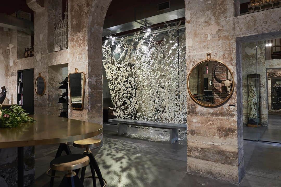 レクレルールのインスタグラム：「Settled in former stables converted into a store, this place is one-of-a-kind. Its historical architecture combined with modern design and exclusive creations is a veritable feast for the eyes 👁  Discover our store located 10 rue de Hérold —the most discreet of our 3 destinations in Paris.  #Leclaireur #LeclaireurHerold #conceptstore #interiordesign #digitalfashionweek」