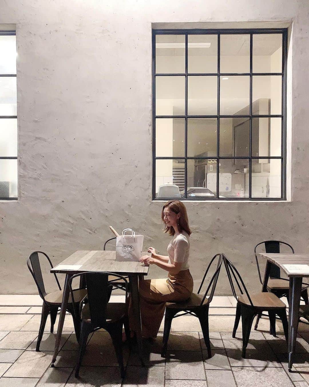 石黒美帆のインスタグラム：「*﻿ 🥐🍞🥖﻿ 美味しいパンをお持ち帰り。﻿ ﻿ 道路側に席が出ているのは﻿ 今だけなんだとか◡̈﻿ ﻿ ﻿ #bricolagebreadandco#bread#breadstagram#roppongi#takeout#ブリコラージュブレッドアンドカンパニー#ブリコラージュ#パン#テイクアウト#テラス#東京カフェ#カフェ#カフェ巡り#カフェ部#六本木」