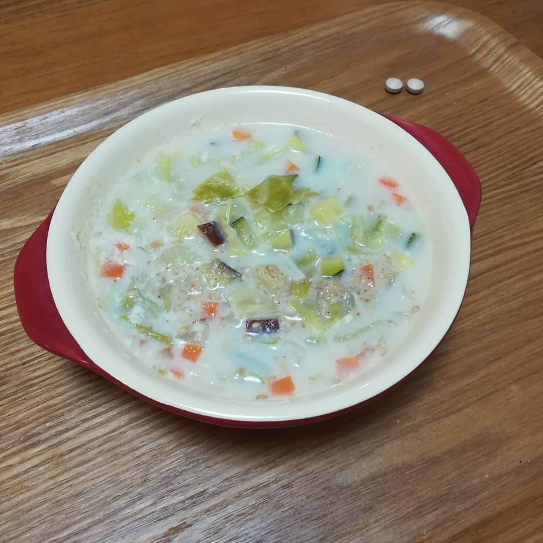 内田敦子さんのインスタグラム写真 - (内田敦子Instagram)「． 離乳食に豆乳とすりゴマ入れたらわりと美味しくて、大人もやってる。  でも味噌汁に勝るものは、やはりない。  #ダイエット #健康オタク #スープ」6月29日 20時07分 - atsuko_uchi_gohan