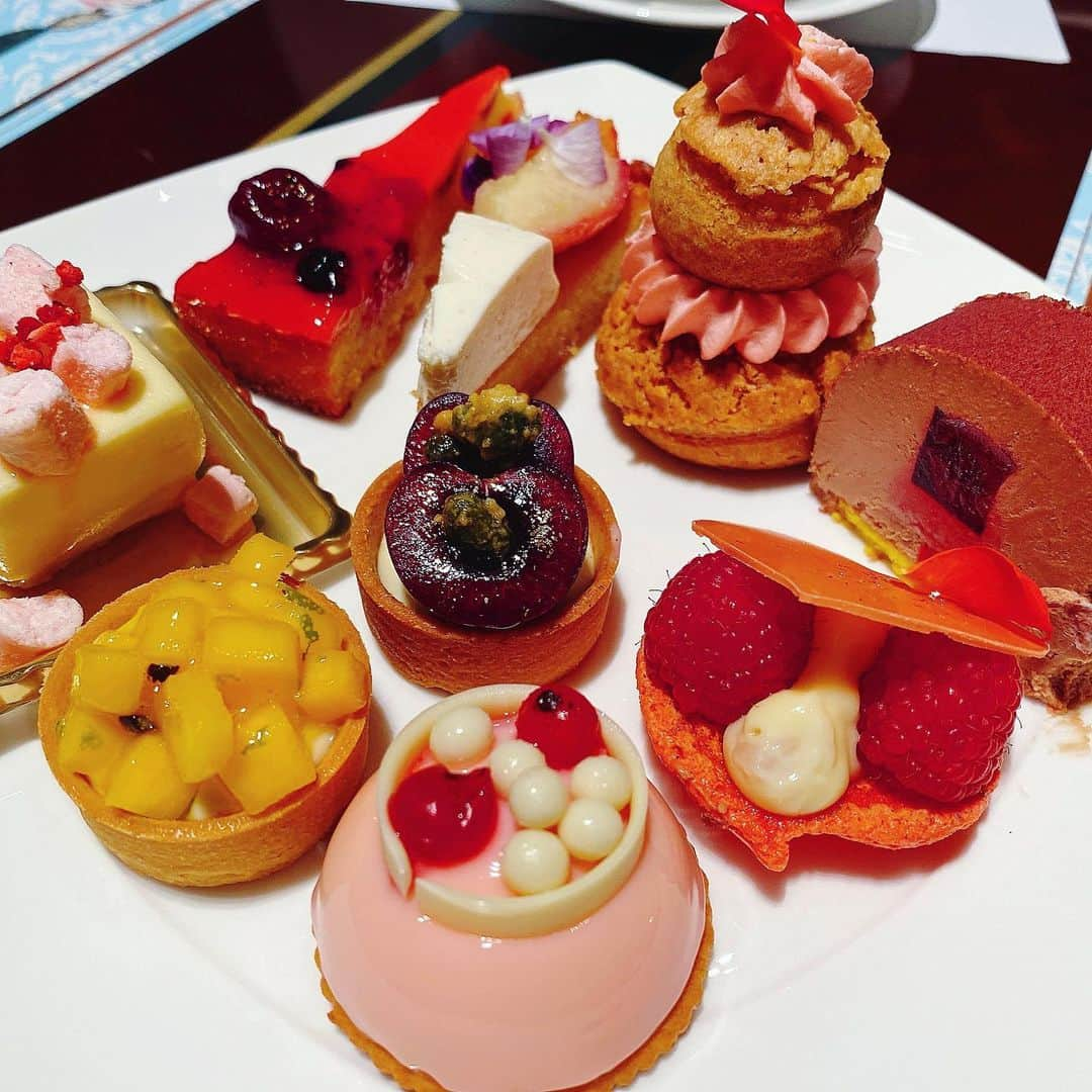 里井真由美さんのインスタグラム写真 - (里井真由美Instagram)「#dessert #hilton #hiltontokyo  7/1から‼️大人気ヒルトン東京のスイーツビュッフェが新スタイルで登場‼️ @hiltontokyo ・ ・ テーマは「マリーアントワネットのスイーツ・オートクチュール」♡ 発表会にお招き頂きました🙏🙇‍♀️ 華やかでキラキラすごいですよ〜💕💕💕 ・ ・ マリーアントワネットをイメージしたスイーツは約30種以上‼️7種の出来立てデザートやタルトやパスタなどのお食事系もあります！ ・ ・ 薔薇のホイップクリームで仕上げたショートケーキ、ビターオレンジムースやマリーアントワネットが好んだクグロフ型のスイーツ、etc.. 小さなタルトは丁寧にフレッシュフルーツがふんだん。 ・ ・ トップ画像はテーブルサービス頂けるスイーツたち💕 ・ ・ お席に着いたらテーブルマットにドリンクやメニュー詳細のQRコードがあるので、それを読み取りながら、ドリンクオーダーなどを。 ・ ・ 華やかな鳥籠アフタヌーンティースタンドを頂きながら〜💕💕💕テーブルワゴンのスイーツサーブが楽しめます‼️もちろん何度もお変わりOK🙆‍♀️ ・ ・ そして、もちろん！時間制でメインテーブルで撮影も楽しめます♡ ・ ・ テーブルサービスを中心にスイーツと華やかなマリーアントワネットの世界に浸れますよ〜 ・ ・ きちんと衛生管理され、乱雑に混み合うことなく　おいしく楽しめるので、安心してお出かけくださいね。 ・ ・ 基本は14:30〜17:30でのご利用になりますが、個人的には、ディナータイムのお食事とビュッフェスタイルの組み合わせがおすすめ♡ 最後のお肉とお魚のお皿はディナー専用。 おいしかったです♡ ・ ・  #ヒルトン東京#マリーアントワネット#マリーアントワネットの世界観 #マリーアントワネットスイーツオートクチュール#ホテルビュッフェ#ホテルアフタヌーンティー #ヒルトン #里井真由美#フードジャーナリスト里井真由美 #ホテルスイーツ#ありが糖運動#sweets」6月29日 20時11分 - mayumi.satoi