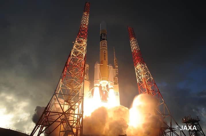 安倍晋三さんのインスタグラム写真 - (安倍晋三Instagram)「#repost @kantei 宇宙開発戦略本部における#安倍総理 からの#メッセージ  本日、新たな宇宙基本計画を決定しました。 先月、米国は、9年ぶりに有人宇宙船の打ち上げに成功しました。我が国が参画するアルテミス計画が目指す、2024年の月面着陸、2028年頃の月面活動の本格化に向け、大きな弾みとなるものです。我が国としても、将来を見据えた技術開発や日本人宇宙飛行士の月面での活動など、この新たなフロンティアの開拓に、主体的かつ果敢に挑戦してまいります。萩生田大臣を中心に、しっかりと準備を進めてください。 我が国の準天頂衛星システム『みちびき』は、今や国内のスマートフォンのほとんどで位置情報の把握に利用されるなど、宇宙利用の幅を広げてきました。今後、農作業の自動化やドローンによる無人配送、災害対応力の充実などの実現に向け、7機体制の確立に取り組むとともに、衛星データの活用を強化していきます。 さらに、今後の宇宙安全保障や経済成長も見据え、我が国が強みを持つスペースデブリ対策や衛星量子暗号通信など、次なる時代の戦略分野にも、国として大胆に投資をしていきます。 計画は、実行してこそ、意味があります。自立した宇宙利用大国の実現に向け、竹本大臣を中心に、政府一丸となって、今回決定した宇宙基本計画の迅速かつ着実な実行に全力を挙げてください。  #宇宙 #space #アルテミス計画 #みちびき @jaxajp @shinzoabe」6月29日 20時12分 - shinzoabe