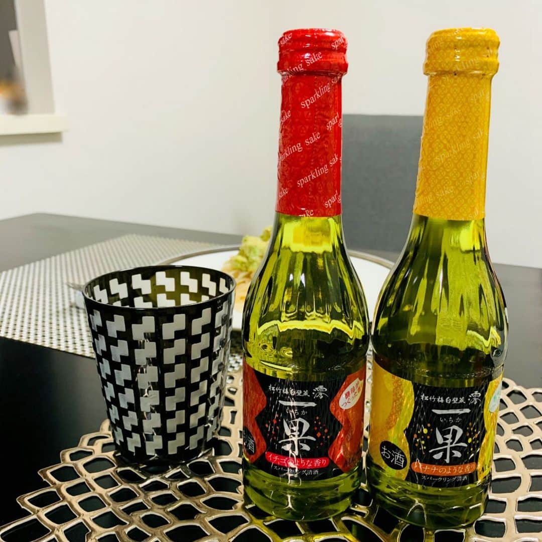 puni_punicoのインスタグラム：「大人気のスパークリング清酒【澪】から『一果』が登場したのをご存知ですか?  酵母がつくったイチゴやバナナのような香りと、やさしい甘み・さわやかな酸味ですっきり飲みやすいんです😋💕  原材料は米と米麹のみ！ お米うまれのスパークリング清酒で 気軽に楽しめるアルコール分4% ちょっと飲むのにちょうどいい210ml👍  今回はパスタと一緒にいただきましたが、フルーティーな香りと爽やかな甘みで合う〜♡  『一果』は数々ある果実の中からひとつの香りが際立った、世界にひとつだけのスパークリング清酒を表現したネーミングなんだとか😍✨   @mio_sparkling  #一果 #スパークリング清酒 #澪 #イチゴのような香り #バナナのような香り #PR  #澪スパークリング #日本酒女子 #宅飲み #澪パ #家飲み #オンライン飲み #stayhome  宝酒造さんのキャンペーンでいただきました😋✨  (お酒は20歳を過ぎてから。飲酒運転は法律で禁じられています。妊娠中や授乳期の飲酒は、胎児・乳児の発育に悪影響を与えるおそれがあります。飲酒は適量を。)」
