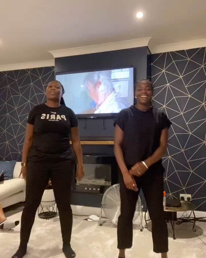 アシャ・フィリップのインスタグラム：「Quarantine turned us into street dancers 💃🏾💃🏾 @adevabryan92 @adevamagic . . . #tictok #dance #athome」