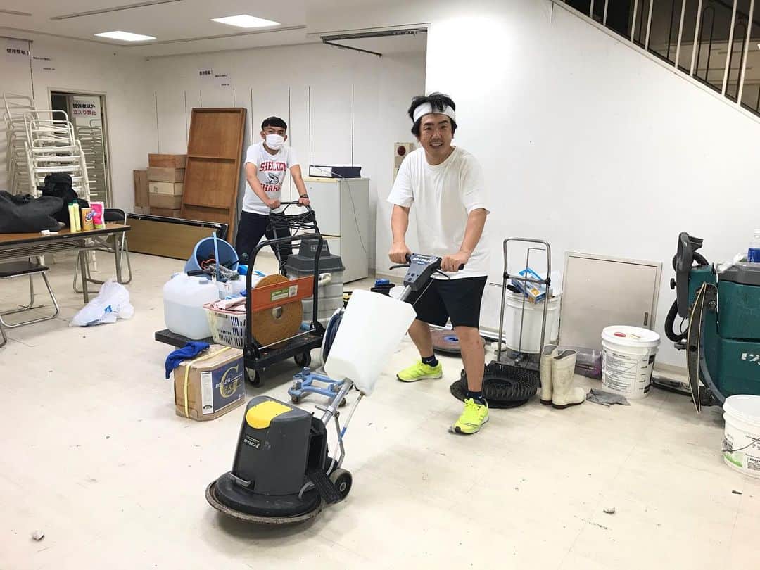 のインスタグラム：「‪かじ笑店で大木亀丸と床の掃除！‬ ‪ポリッシャーは掃除のバイトしてたから得意なんです！‬ ‪機械を使えるのは、‬ ‪丸亀の清掃会社‬ ‪【アクアサービス株式会社】さん‬ ‪が香川を一緒に盛り上げたいとかじ笑店のチームに入ってくれたからです！‬ ‪ありがとうございます！‬ ‪https://www.aqua-s.net‬ ‪#かじ笑店‬」
