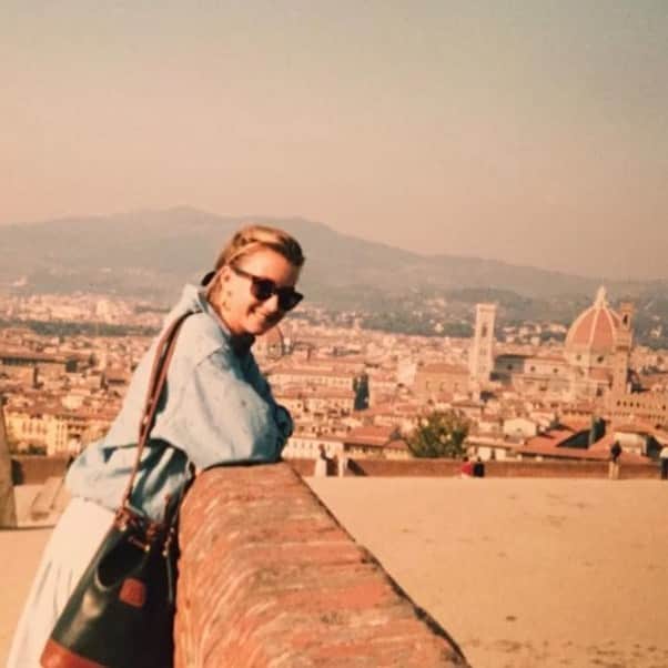 のインスタグラム：「Anya Hindmarch pictured in Florence with the duffel bag that inspired her very first design. Head to the link in bio to listen to @netaporter’s podcast “Pieces of Me”, where our founder speaks with @thesarahbailey1 about 7 important pieces in her life, having fun with fashion and championing social change. #AnyaHindmarch」