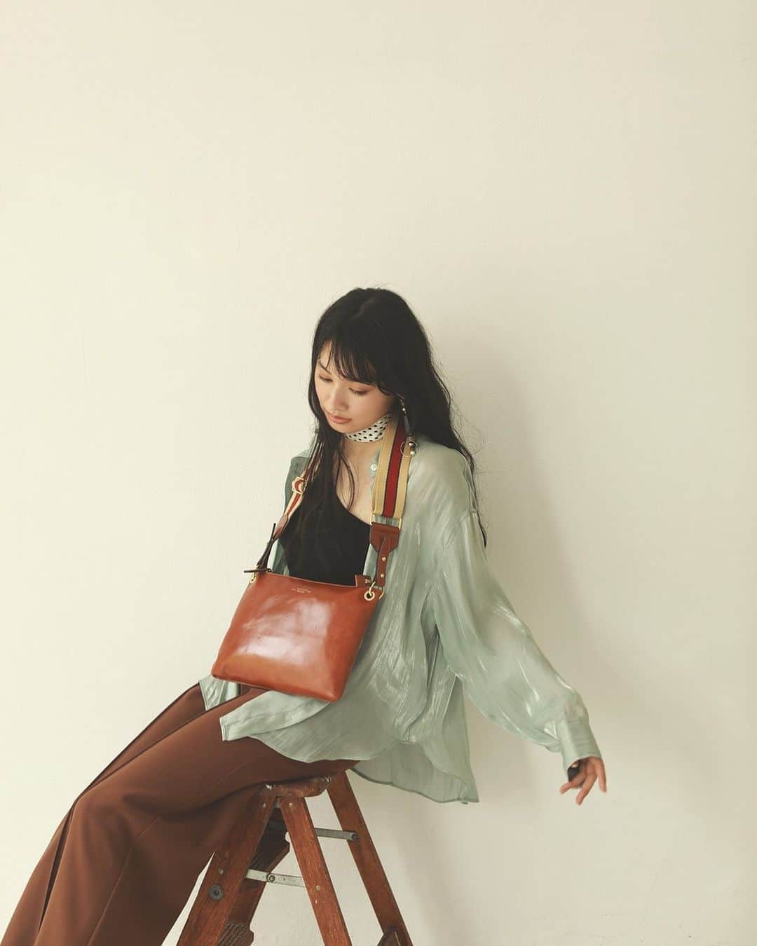 shihori.kathleenのインスタグラム：「.﻿ @topkapi_official  2020 Fall 👜🍂﻿ ﻿ ﻿ ブラウンのレザーバッグ👝﻿ ウェーブのかかったヘアー👩🏻﻿ ドットのスカーフと⚫︎⚪︎⚫︎⚪︎﻿ シアーなシャツ🧚🏻﻿ ヌーディーなメイク💄」