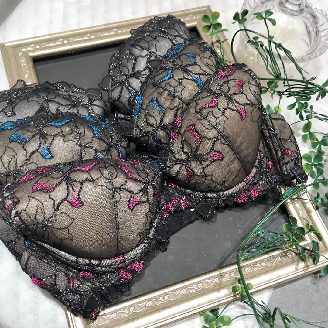 Ravijour札幌4丁目プラザ店のインスタグラム：「. #onsale  繊細な輝きがボディを360度彩る【シアーオーバーラップ グラマーアップブラ】 .  #ravijour #ラヴィジュール #ravijourstaff  #ravijoursapporo  #ravijouroffcial  #pivot #ピヴォ  #ランジェリー」
