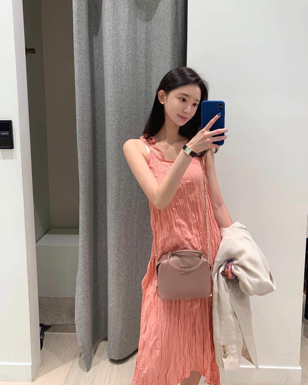 キム・ミニさんのインスタグラム写真 - (キム・ミニInstagram)「Special slip dress 👗  Peach coral  착용샷입니다 🍑  비오는 오늘같은날  스페셜슬립드레스 꼭 입어주셔야 해요 🧚🏻‍♂️」6月29日 20時25分 - mimiwor