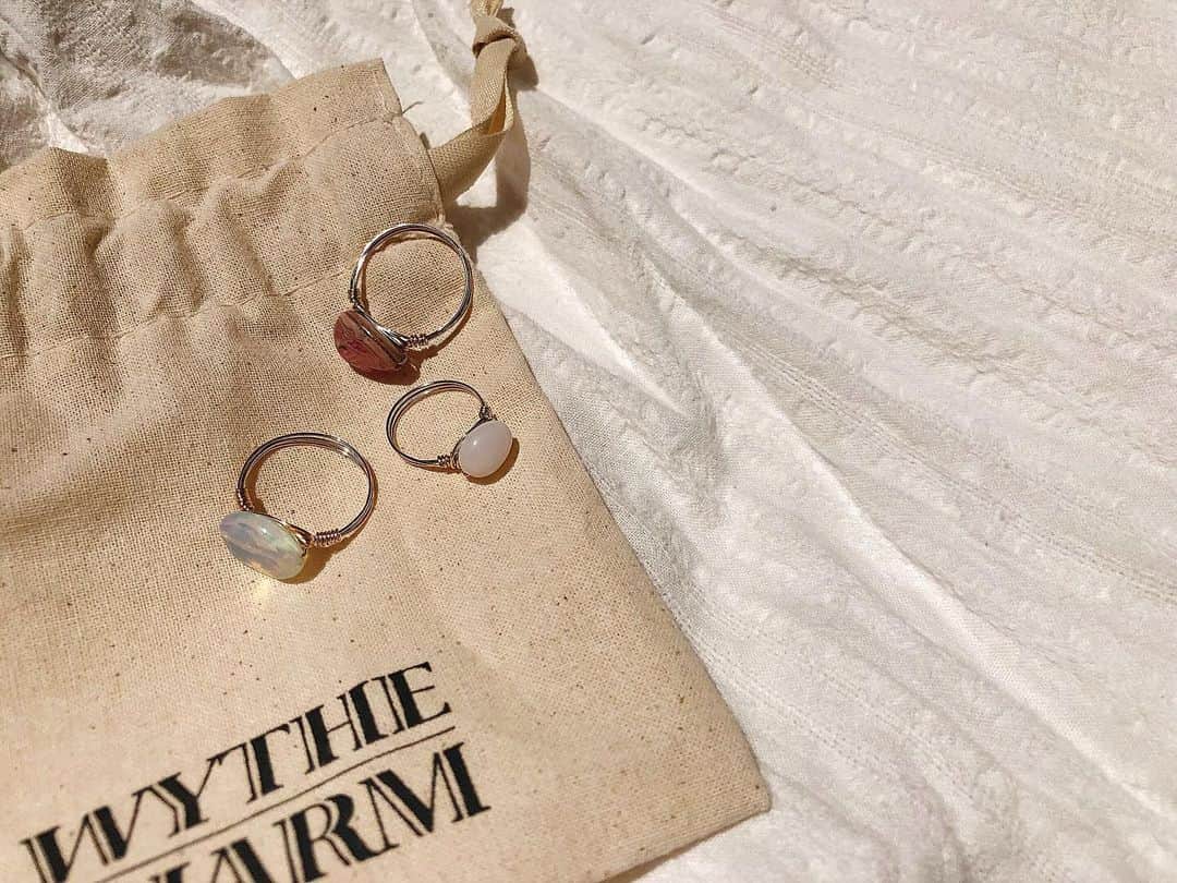 yuu__aaaのインスタグラム：「. . new ring💍 . オーダーメイドで作ってもらった♡！ 夏はアクセたくさんつけたくなーるー🤤💕 . . #ring#アクセ#accessory#オーダーメイド#ハンドメイド#ピンキーリング#華奢アクセサリー #ootd #ootdfashion #code」