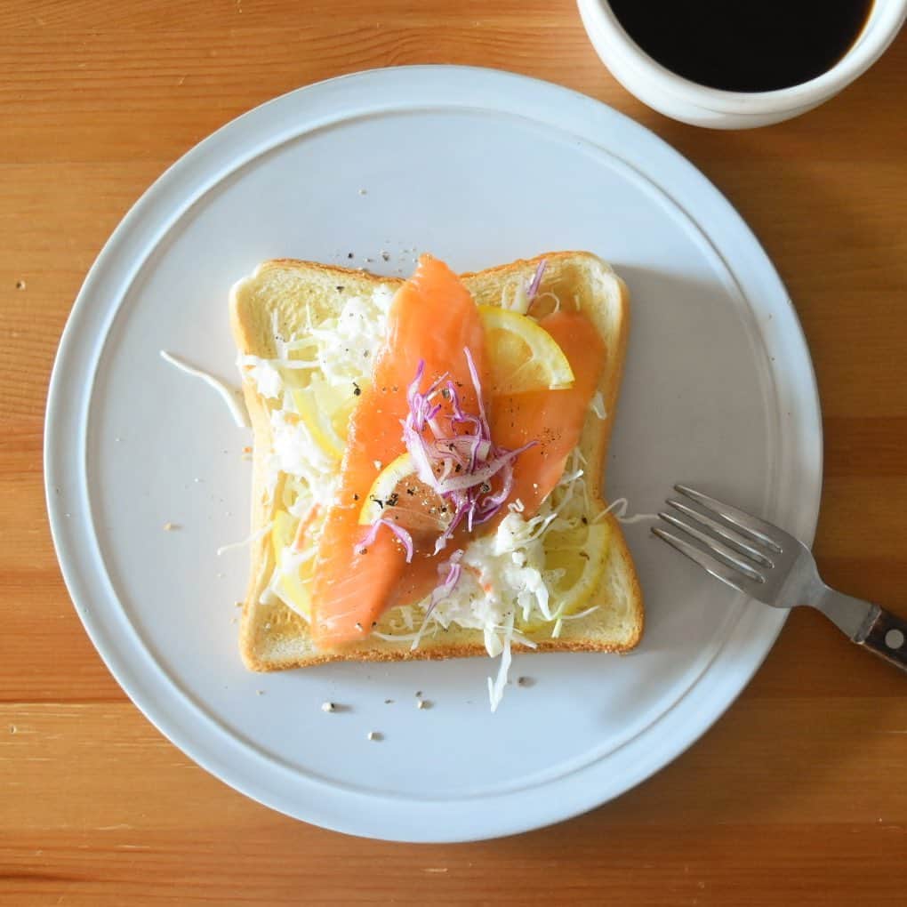 山崎佳のインスタグラム：「Today’s breakfast. 買ってきたポテサラに、スモークサーモンとレモンをプラス。 レモンは母からたくさん送られてきたもの。いつもだとトンカツ屋さんにいっている小さいレモン、今年はコロナの影響で行き場がなくなってしまったそう。レモン使った料理、色々してみよう。」