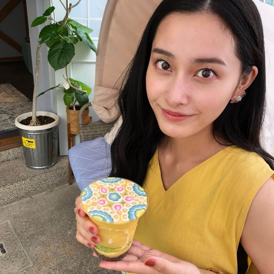 早坂風海さんのインスタグラム写真 - (早坂風海Instagram)「映え〜なスムージー🥤﻿ なんと手描き😳﻿ 目の前で描いてる所見せてくれました^_^﻿ 色鮮やかで綺麗✨﻿ ﻿ 無添加、無着色、砂糖も入っていなくて、体に優しいし、何より素材本来の味が感じられて最高に美味しかったです🤤﻿ ﻿ ﻿ 崩さないよう慎重に慎重に写真を撮ってたら、表情ガチガチになってた😂﻿ こういうのやらかしてしまうタイプやからな…🤔笑﻿ ﻿ ﻿ ﻿ ﻿ ﻿#早坂風海 #カザスタグラム #greenery」6月29日 20時31分 - kazami42_official