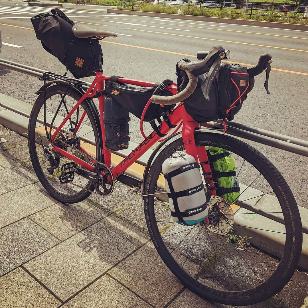 山下晃和さんのインスタグラム写真 - (山下晃和Instagram)「【BIKE】考えてみたら本当にキャンプ道具入れなくても良かったんだろうけど、テント、スリーピングバッグ、マットレス、着替え、化粧ポーチ、スマホ充電類、レインウェア、輪行バッグ、ヘッドランプ、LEDランタンと積込みました  つまり、リアル旅仕様  ここは山は山でも青山  とてもオシャレです  しかし、キャンプ道具満載って、めちゃくちゃCOOLだよね、何なんだろうこのカッコ良さは👀  This is my bikepackin’ style.  @restrap  @thompsonbikes  @thompson_japan  @ostrichbicyclebags  @nanga_official  @nanga_tokyo  @schwalbetires  @brooksengland  @mkspedal @nitto_handlebar_works @noguchi_shokai @abus_cycling @shimano_japan @knog.jp @scrubbaproducts @scrubbajapan @knog #gravelroad #adventureroad #bikeandcamp  #bikepacking #キャンプツーリング #キャンプ #CAMP #グラベルロード #グラベルタイヤ #gorillacage #バイクパッキング #travelbybike #GRX #Shimano #restrap #bicycle #gravelholic」6月29日 20時34分 - travel_akikazoo