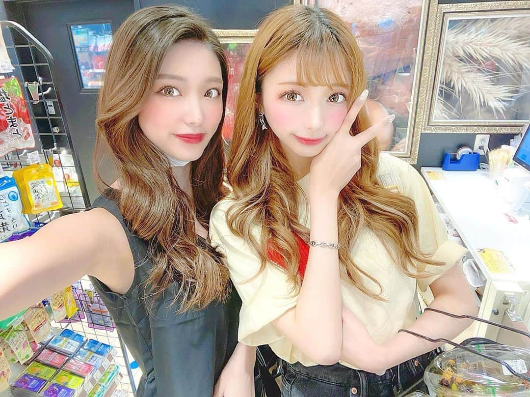 あやちゃんさんのインスタグラム写真 - (あやちゃんInstagram)「声ぶす同盟🦋 定期的に会ってる☕️ ひたすらに近況報告しまくる会よね❤️ #声ブス #高校時代の友達  #コンビニ #好き #ナチュラルローソンが家の近くにあったらなぁ」6月29日 20時35分 - aya.you.love.r