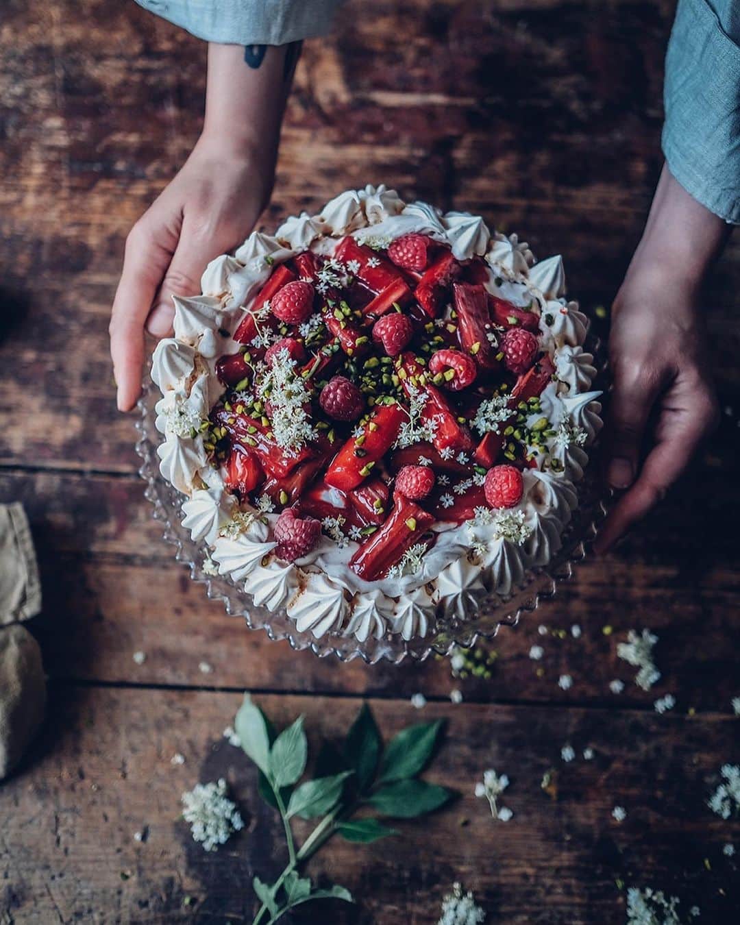 Our Food Storiesさんのインスタグラム写真 - (Our Food StoriesInstagram)「More photos of our latest recipe 😋 Get the recipe for this delicious poached rhubarb pavlova on the blog, link is in profile. #ourfoodstories  ____ #pavlova #summerdessert #glutenfri #glutenfreerecipes #glutenfreebaking #glutenfrei #foodstylist #foodphotography #foodphotographer #momentslikethis #fellowmag #simplejoys #onthetable #foodstylist #bakinglove」6月29日 20時45分 - _foodstories_