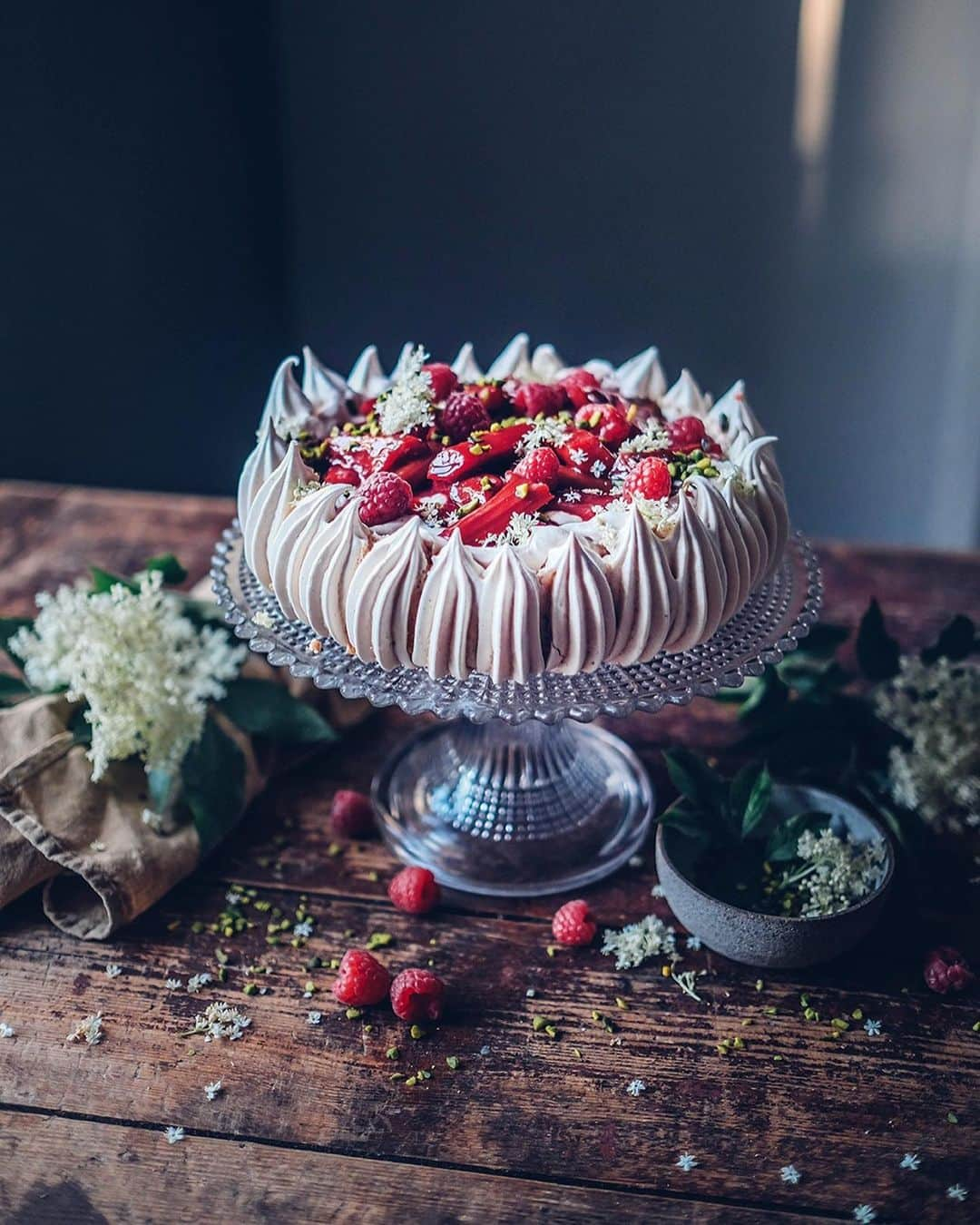 Our Food Storiesさんのインスタグラム写真 - (Our Food StoriesInstagram)「More photos of our latest recipe 😋 Get the recipe for this delicious poached rhubarb pavlova on the blog, link is in profile. #ourfoodstories  ____ #pavlova #summerdessert #glutenfri #glutenfreerecipes #glutenfreebaking #glutenfrei #foodstylist #foodphotography #foodphotographer #momentslikethis #fellowmag #simplejoys #onthetable #foodstylist #bakinglove」6月29日 20時45分 - _foodstories_