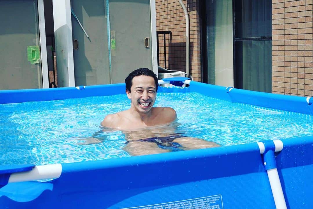 志賀光明のインスタグラム：「🏊‍♂️ . . そろそろ、思いっきりプール入れるかな？ 練習始まったら、 一気に真っ黒になって☀️ 毎日死ぬように眠るんだろうな💤 . 正直言って心の準備はできてない。 けど、やるしかない💪 . #swimming #waterpololife #トレーニング #プール #水球 #東京五輪 #日焼け」