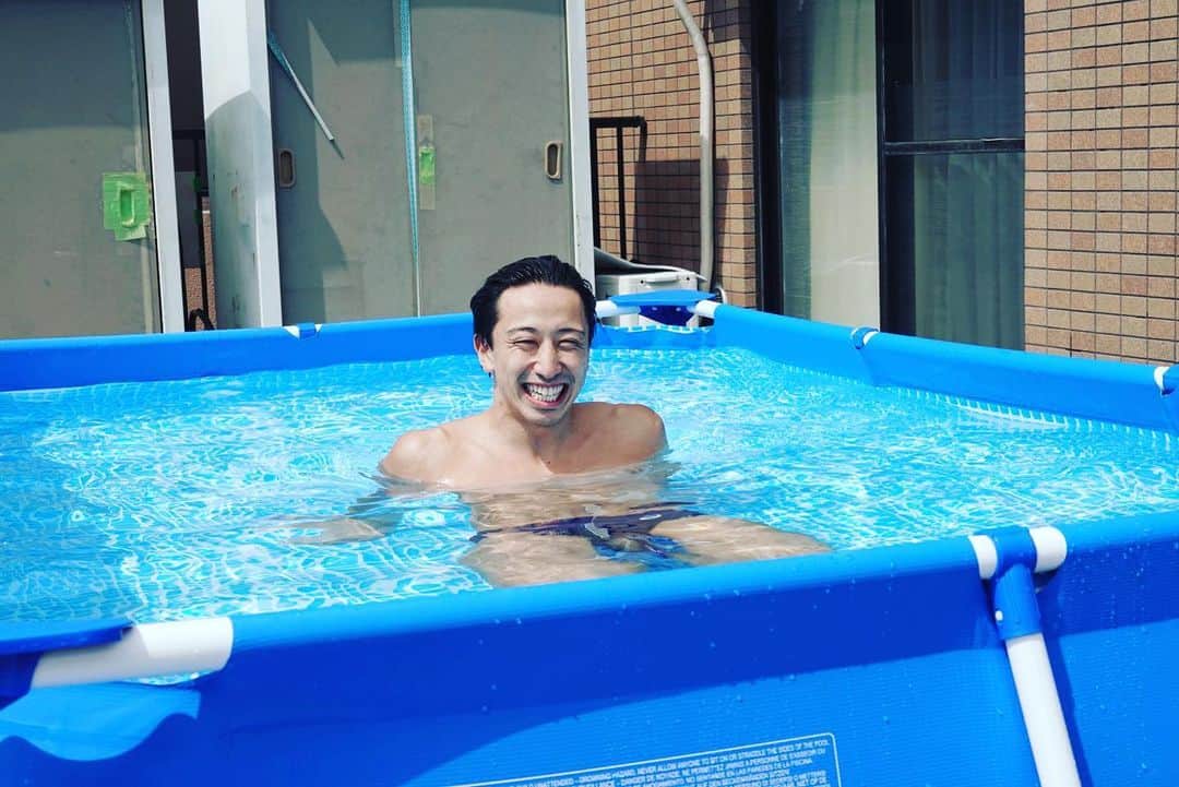 のインスタグラム：「🏊‍♂️ . . そろそろ、思いっきりプール入れるかな？ 練習始まったら、 一気に真っ黒になって☀️ 毎日死ぬように眠るんだろうな💤 . 正直言って心の準備はできてない。 けど、やるしかない💪 . #swimming #waterpololife #トレーニング #プール #水球 #東京五輪 #日焼け」